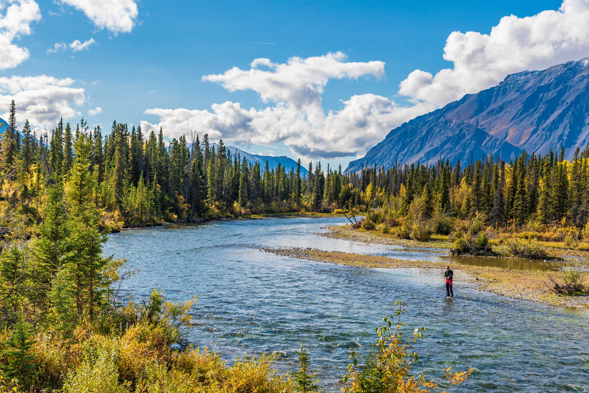 Un pêcheur dans une rivière du Canada