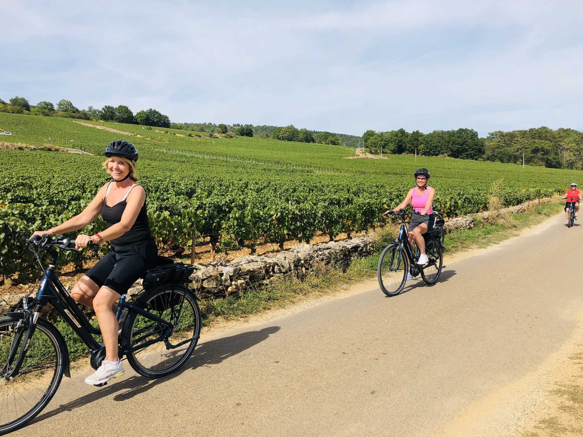deux cyclistes aux vélos électrique dans les vignes en bourgogne sud