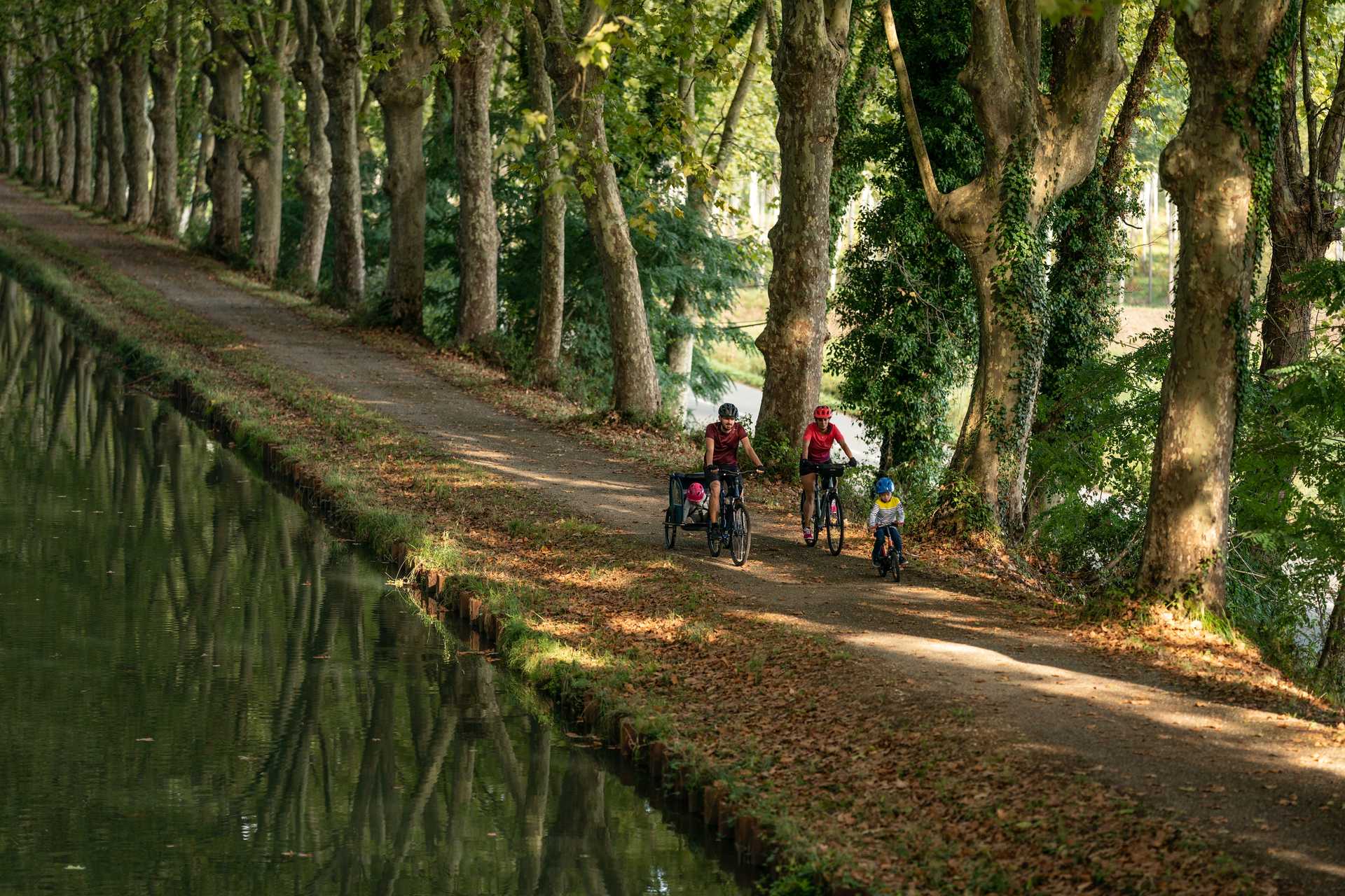 Vélo en famille au bord du canal du Midi