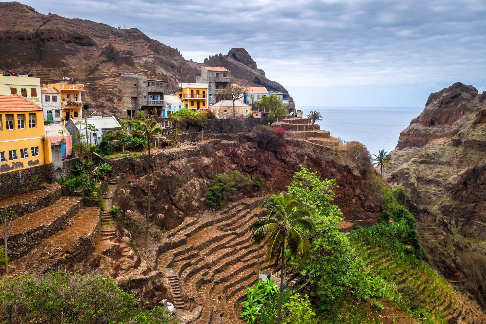 Village de Fontainhas sur l'île de Santo Antao au Cap Vert avec terrasses en culture