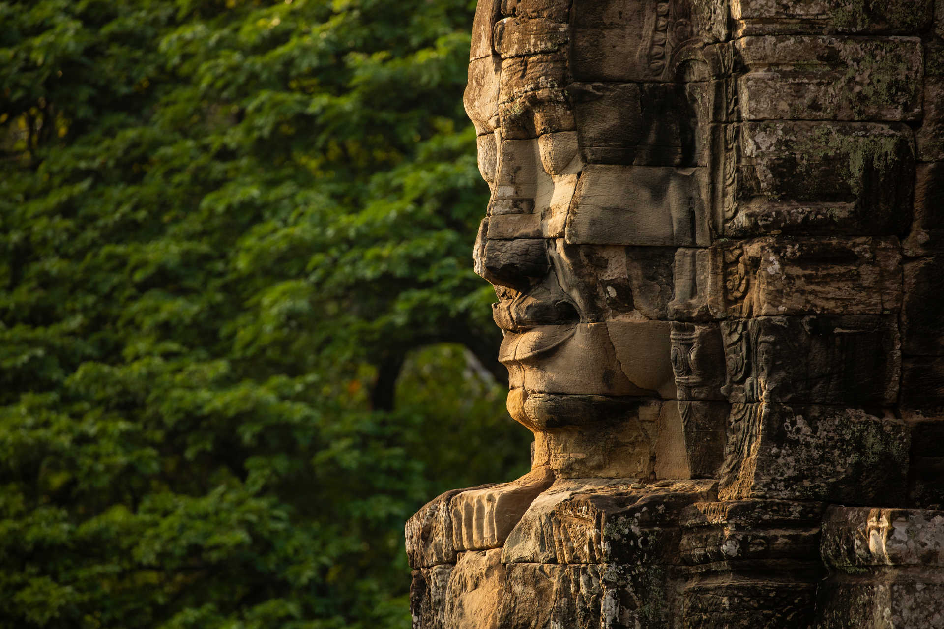 Visage sculpté dans la pierre au temple du Bayon à Angkor au Cambodge