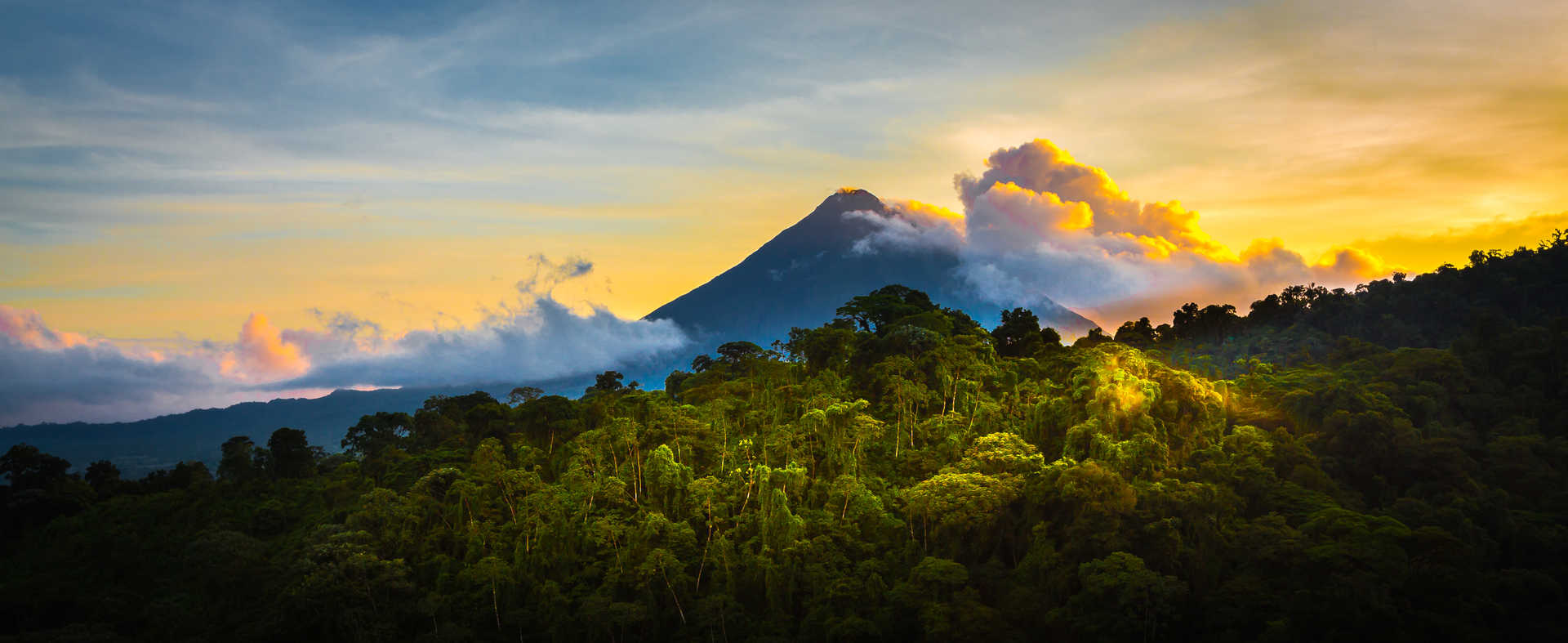 Volcan Arenal au lever du soleil au Costa Rica