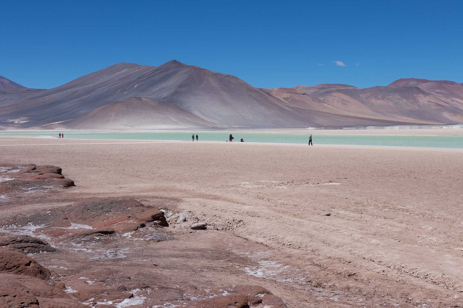 Lagune turquoise et volcan de l'altiplano chilien