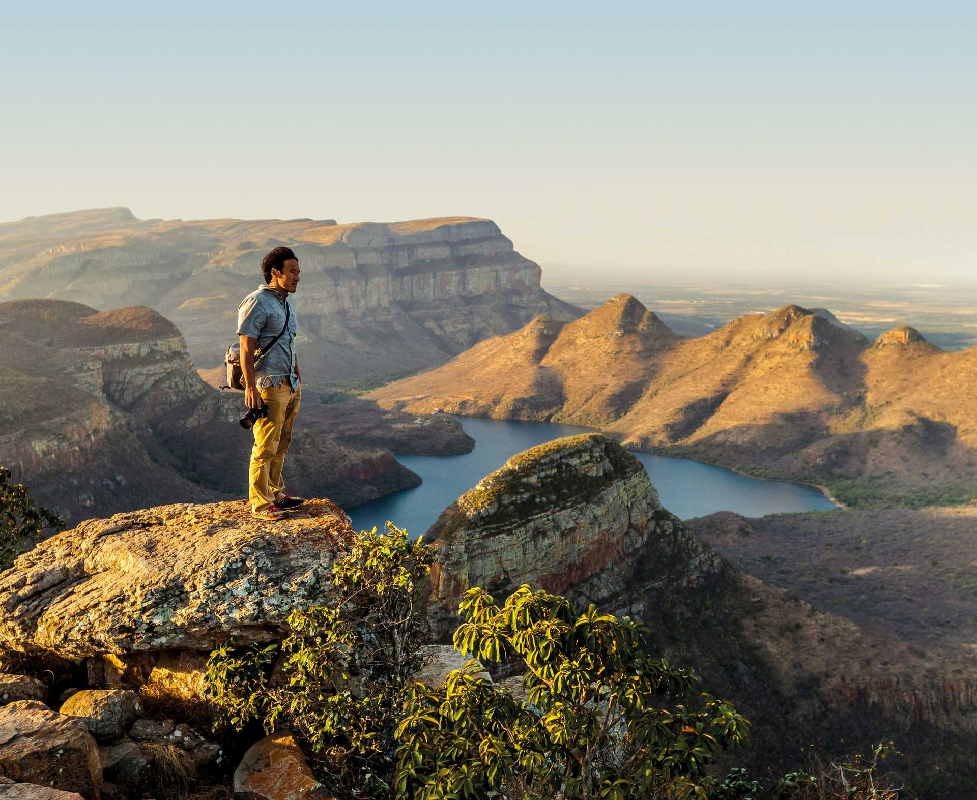 Voyageur admirant le Blyde river canyon en Afrique du Sud