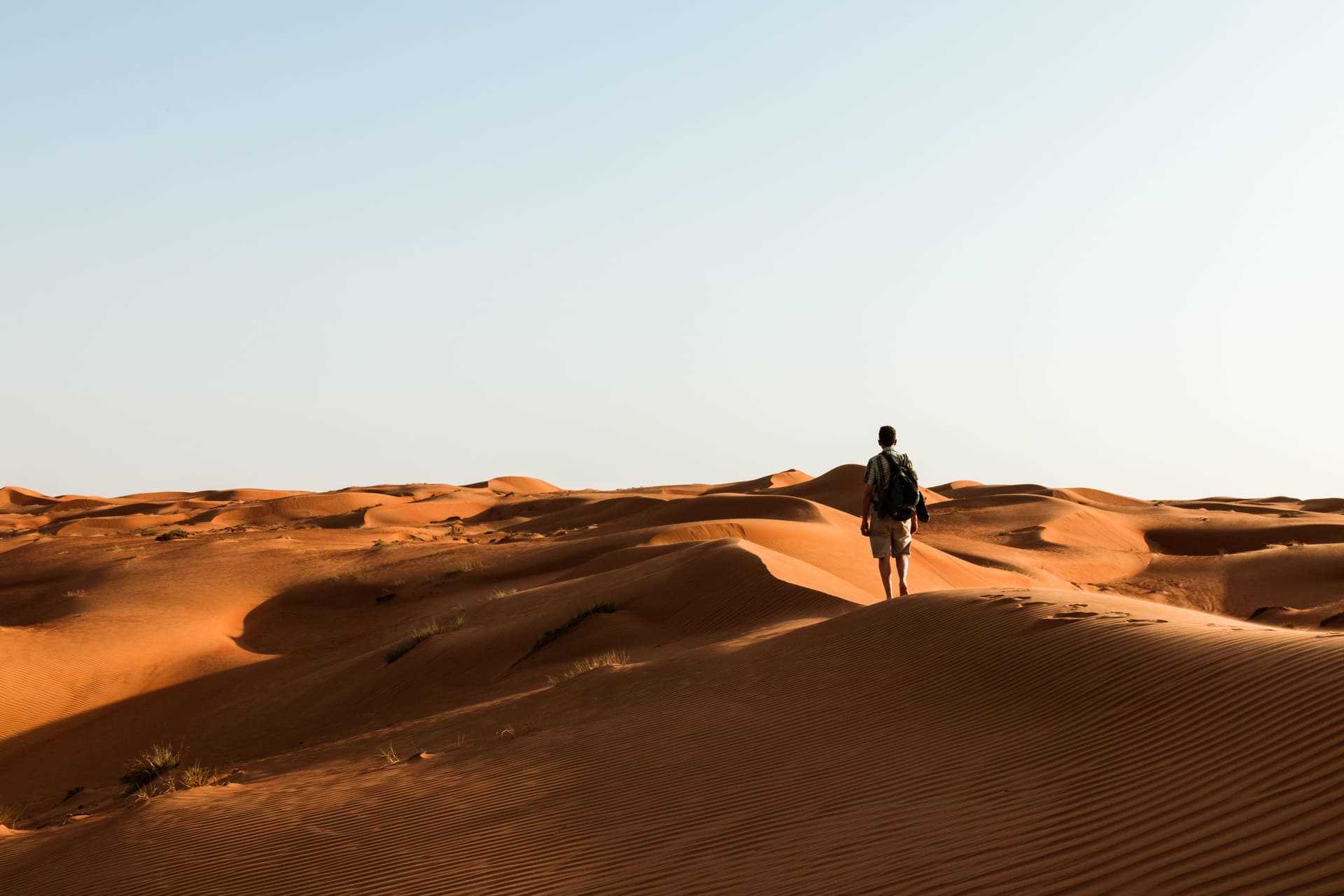 Voyageur dans le désert de Wahiba à Oman