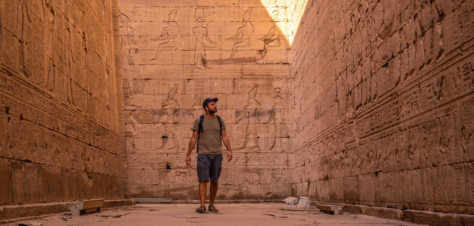 Voyageur dans un temple d'Egypte