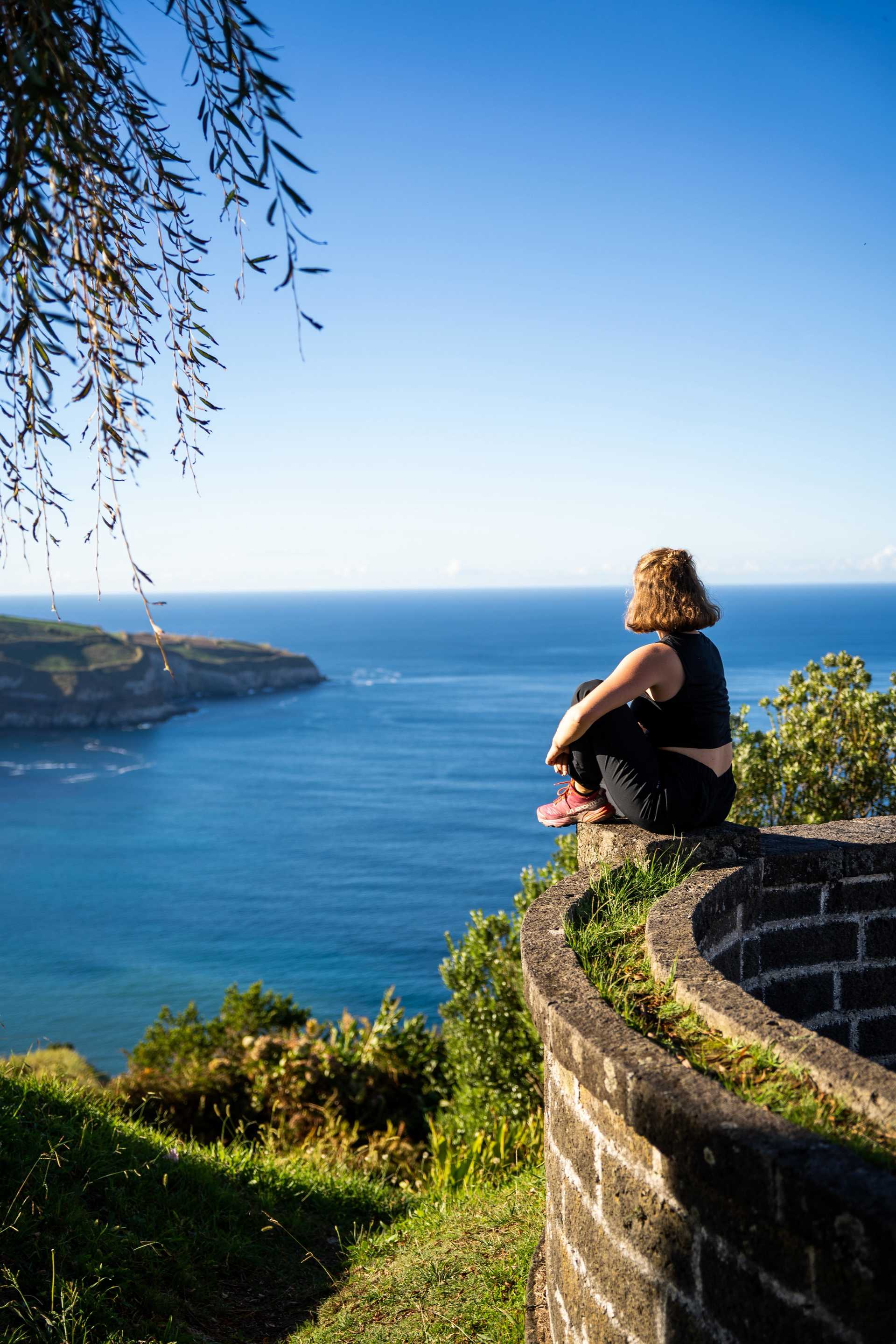 Voyageuse au point de vue du mirador de Santa Iria sur l'ile de Sao Miguel aux Acores