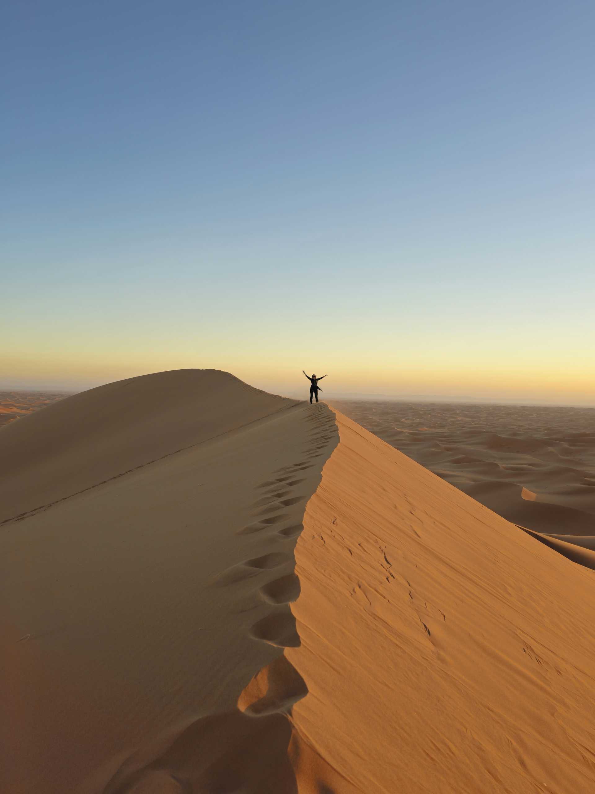 Voyageuse dans le désert du Maroc