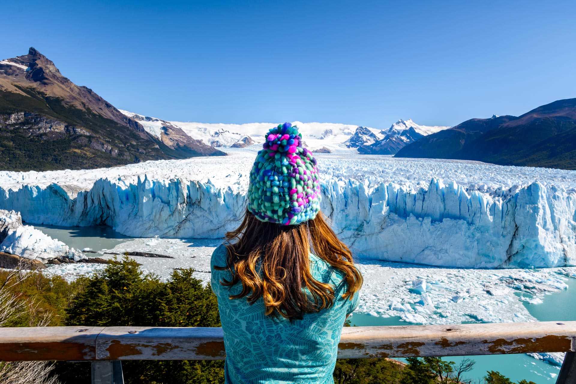 Voyageuse devant le glacier du Perito Moreno, en Patagonie argentine