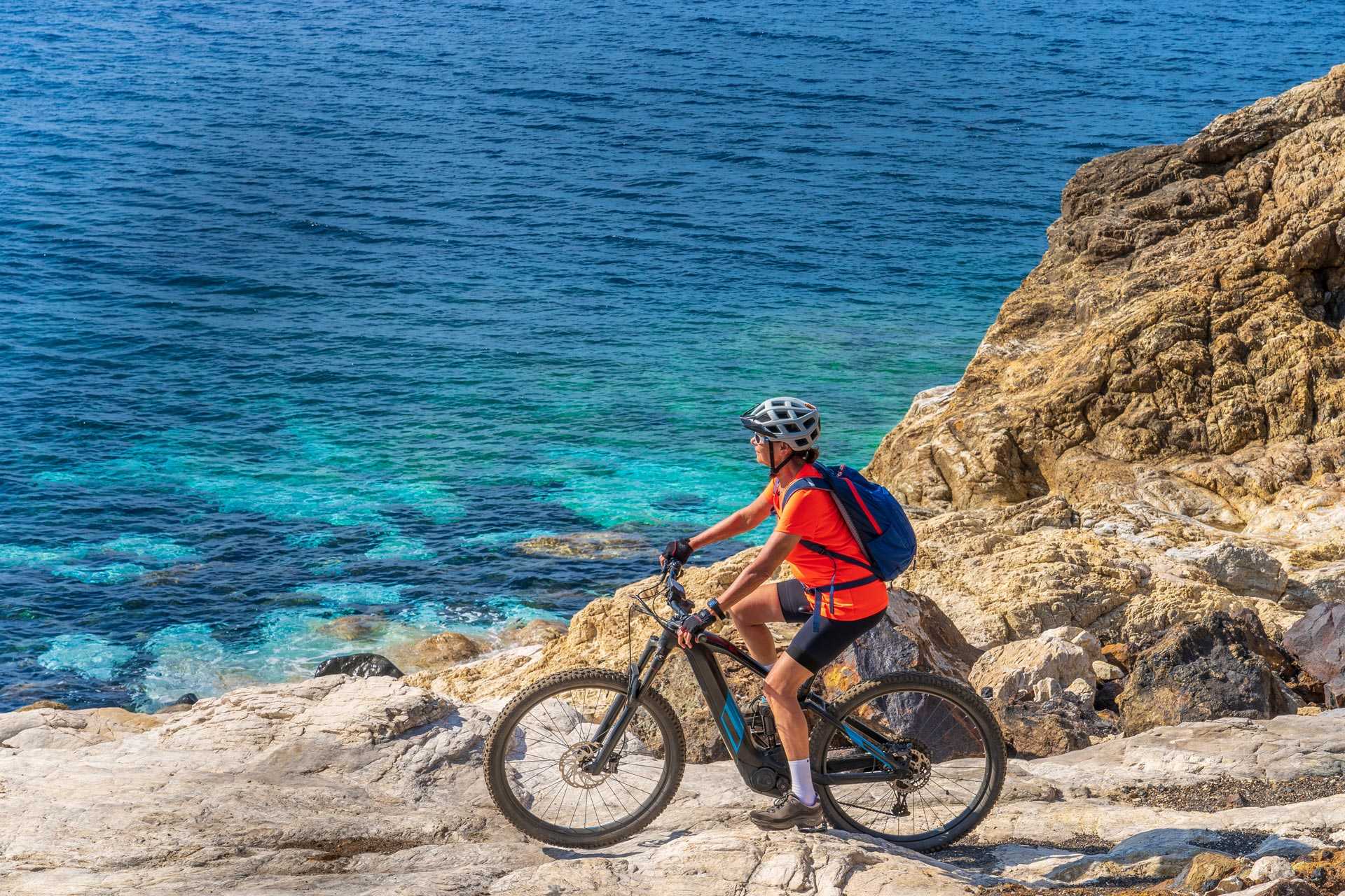 Voyageuse en vélo sur le littoral méditerranéen