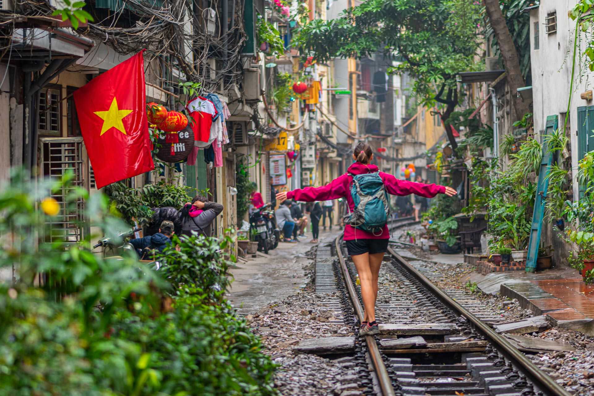 Voyageuse marchant sur les rails d'Hanoï, au Vietnam