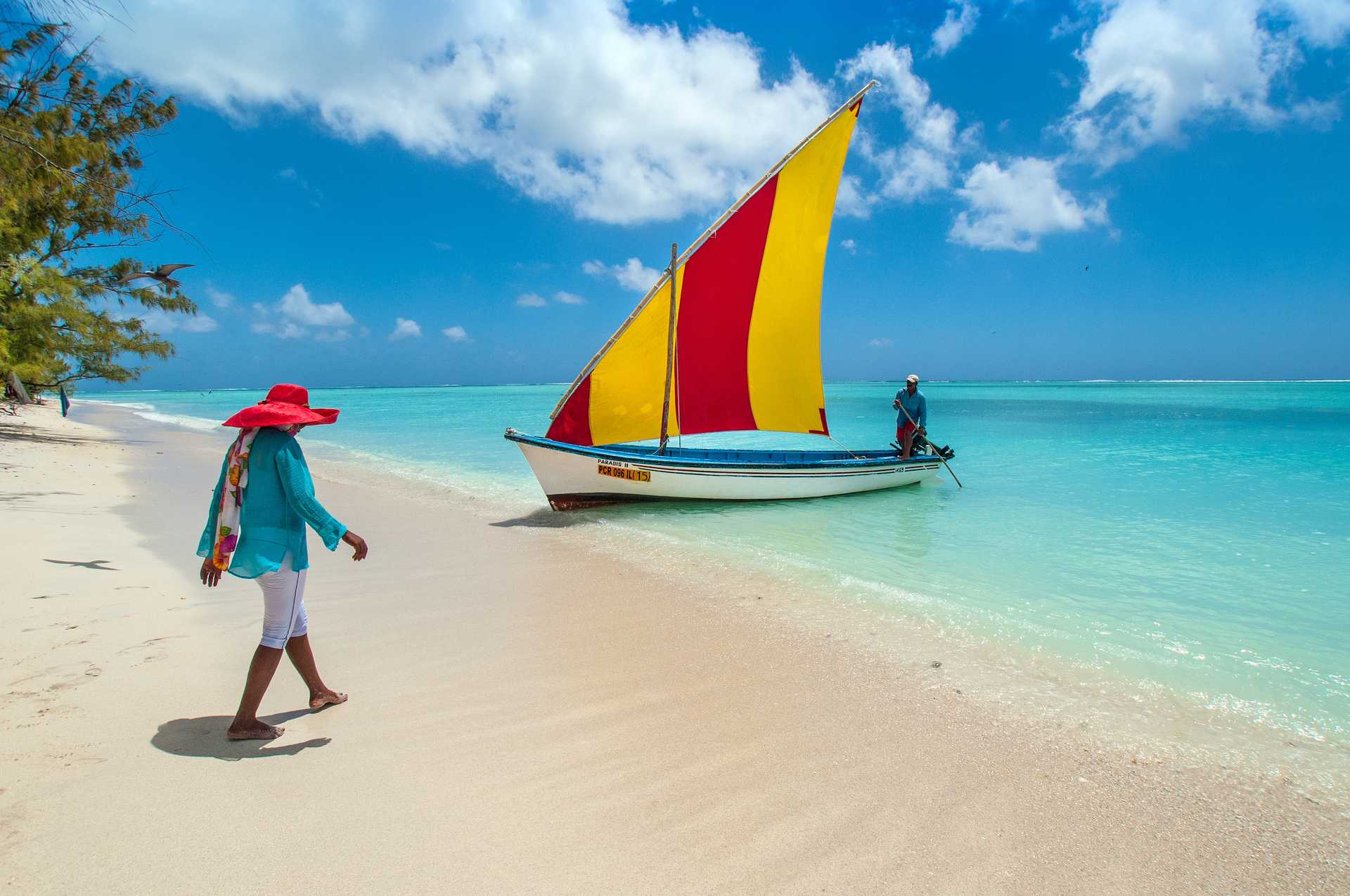 Voyageuse marchant sur une plage de Rodrigues