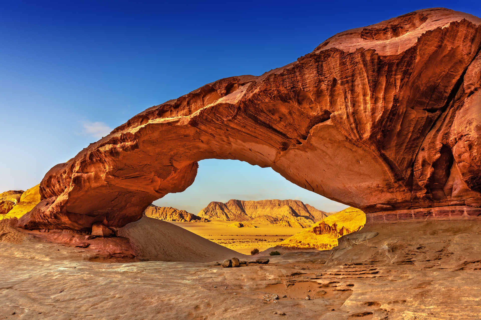Vue à travers une arche rocheuse dans le désert de Wadi Rum, Jordanie