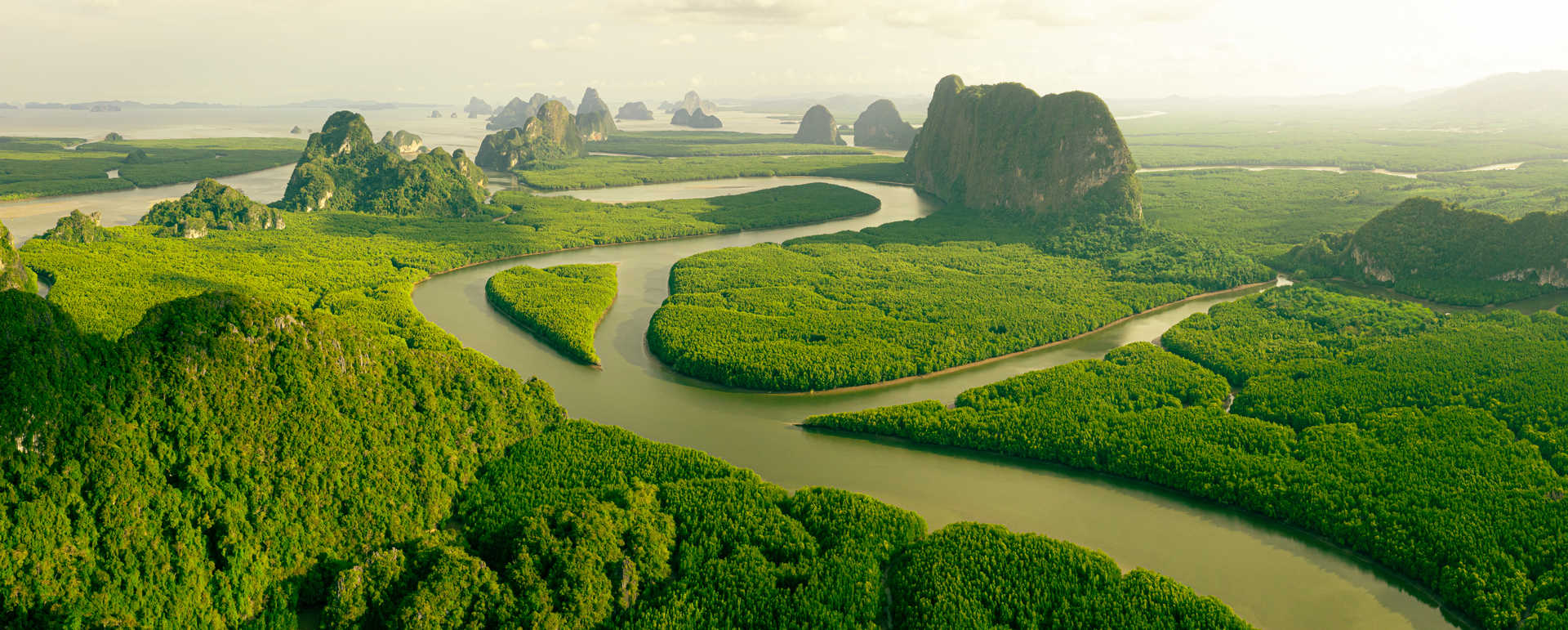 Vue aérienne au coucher de soleil sur la baie de Phang Nga avec vue sur le fleuve et le parc national de mangroves en Thaïlande