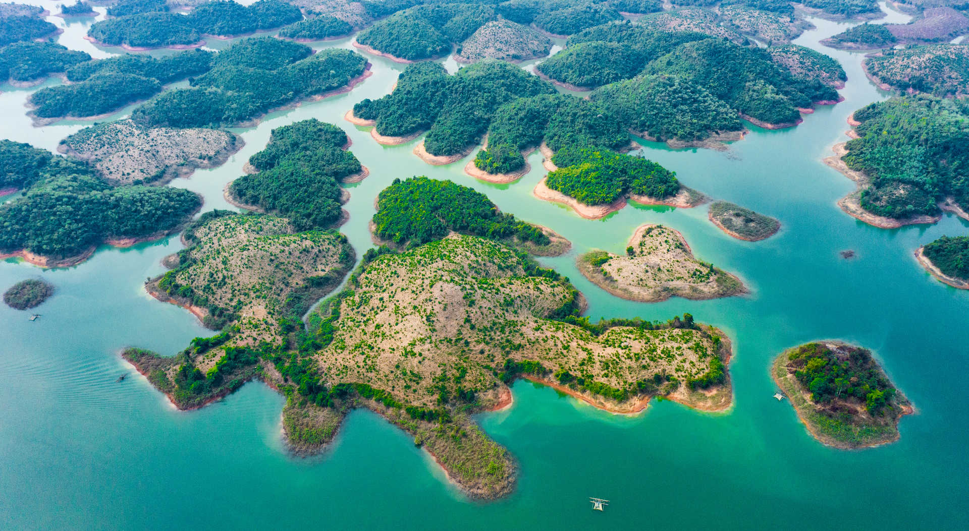vue aérienne du groupe d'îles de Nam Ngum au Laos
