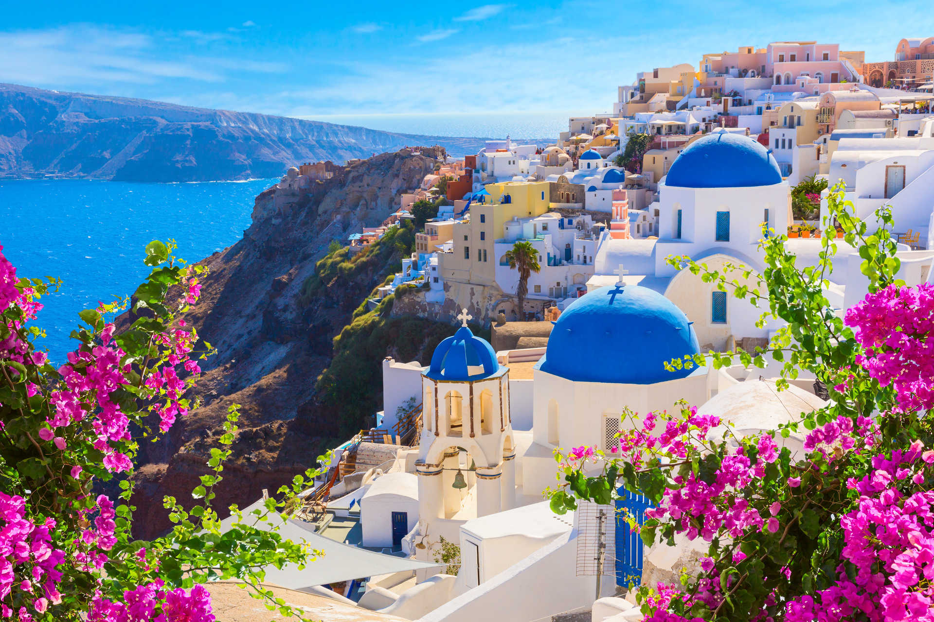 Vue de bleu coupole de l'église à Oia village sur l'île de Santorin, Grèce
