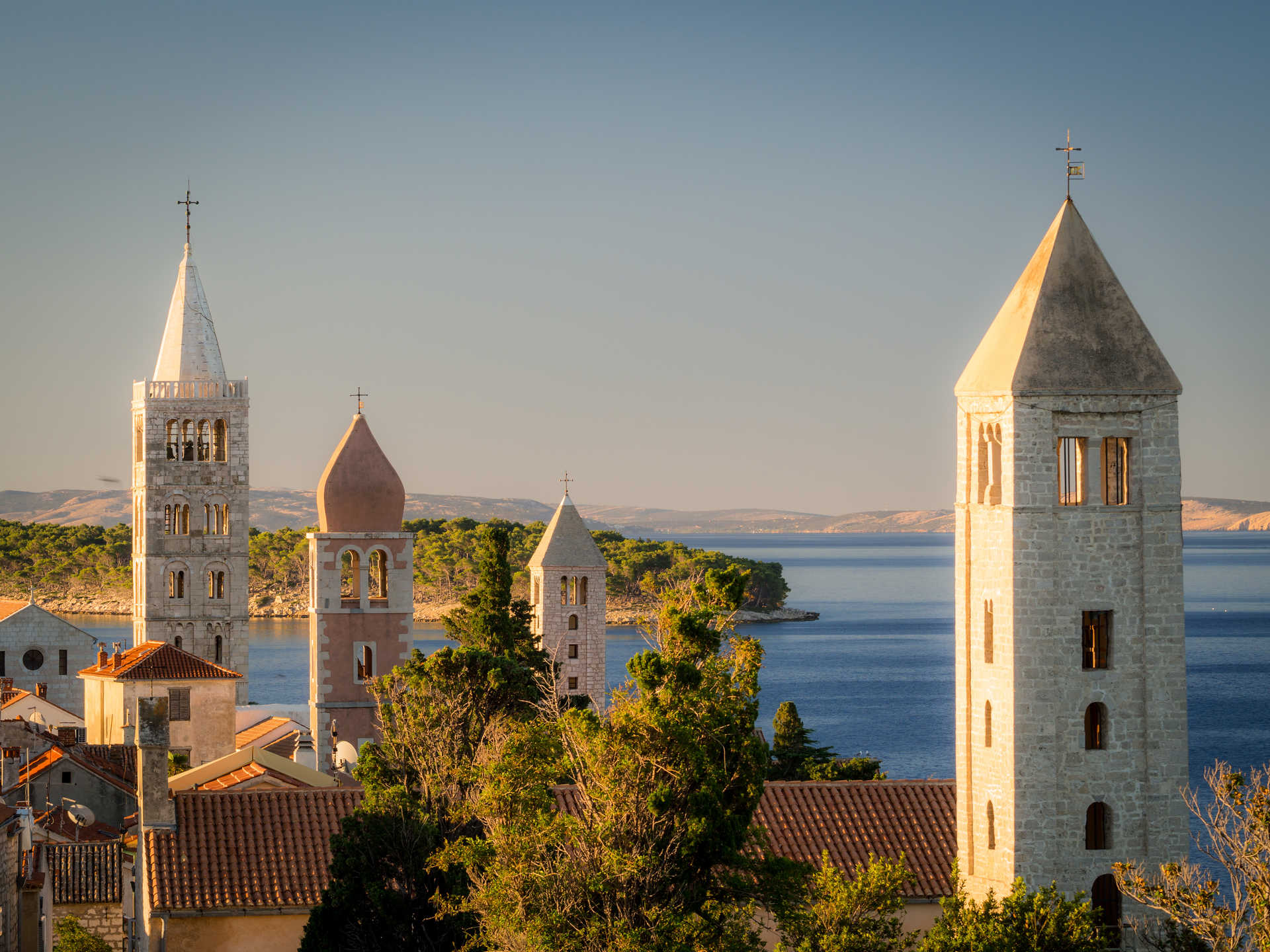 Vue des clochers des églises de Rab en Croatie
