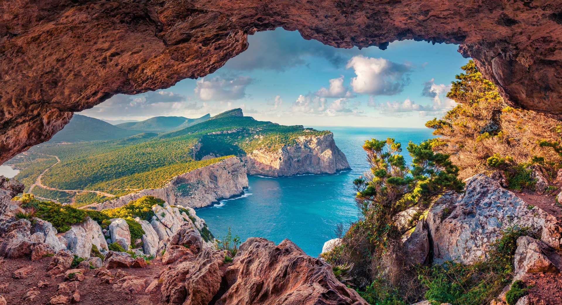 Vue du cap Caccia depuis une petite grotte dans la falaise en Sardaigne