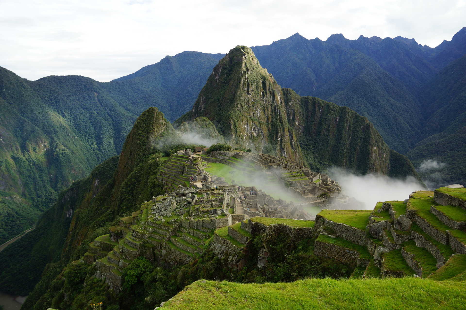 Vue générale du site inca du Machu Picchu dans la brume
