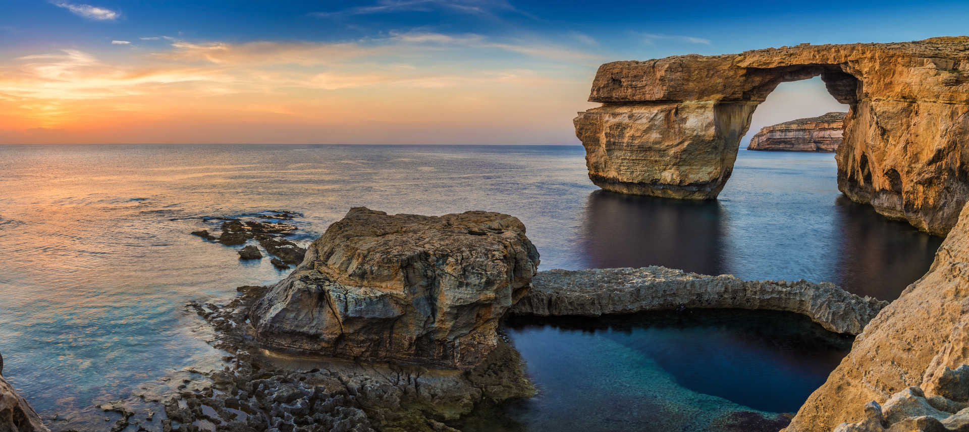 Vue panoramique de la magnifique Fenêtre d'Azur arche naturelle sur le site emblématique de l île de Gozo au coucher du soleil