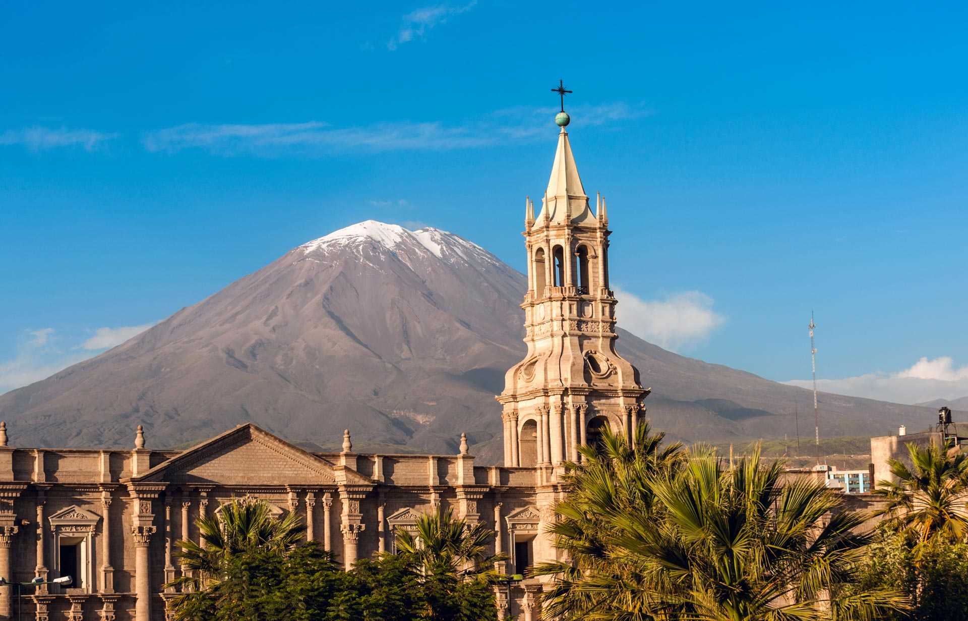 Vue sur Arequipa et le volcan Misti, au Pérou