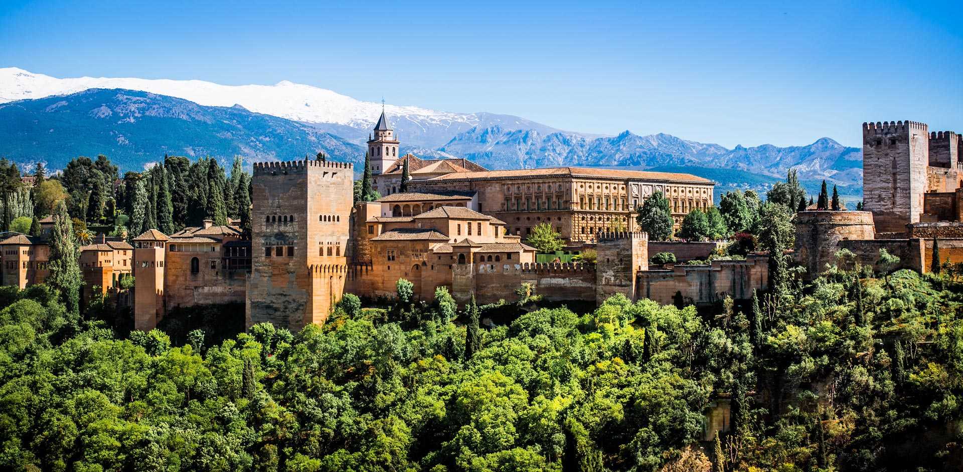 Vue sur l'Alhambra et la Sierra Nevada, depuis Grenade en Andalousie