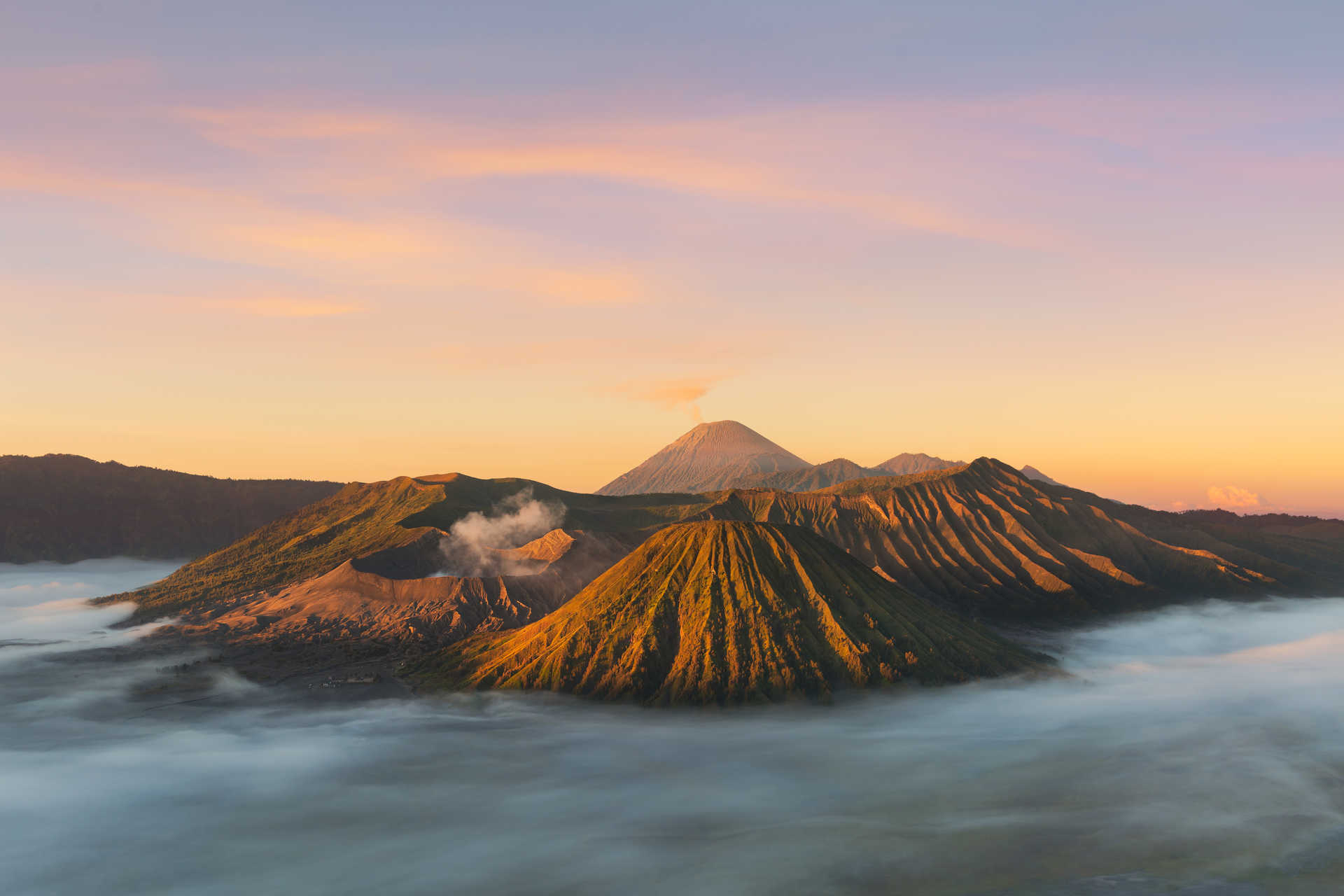 Vue sur le Mont Bromo durant le lever de soleil à Java en Indonésie