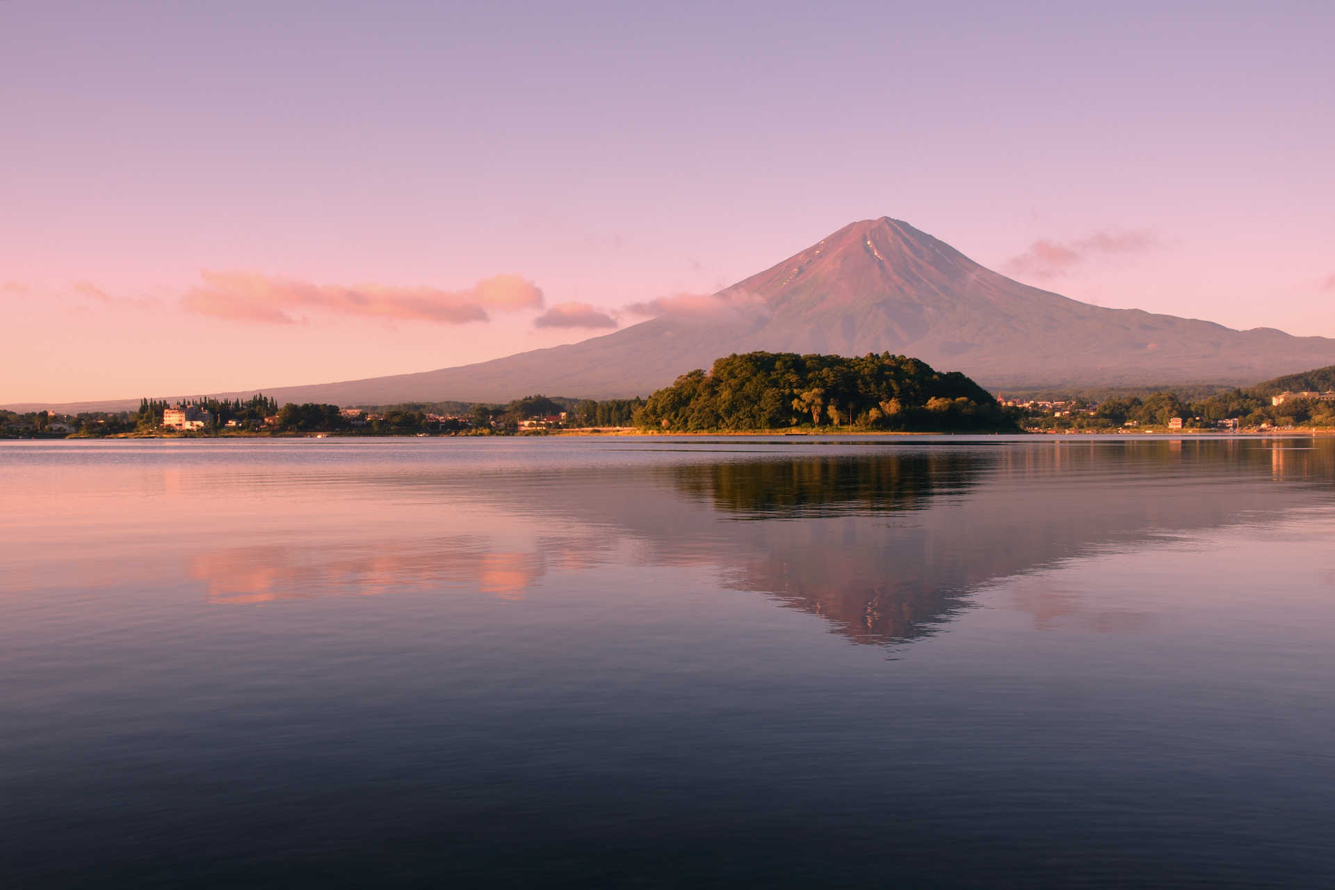 Vue sur le Mont Fuji et le lac Kawaguchiko au lever du soleil dans la préfecture de Yamanashi