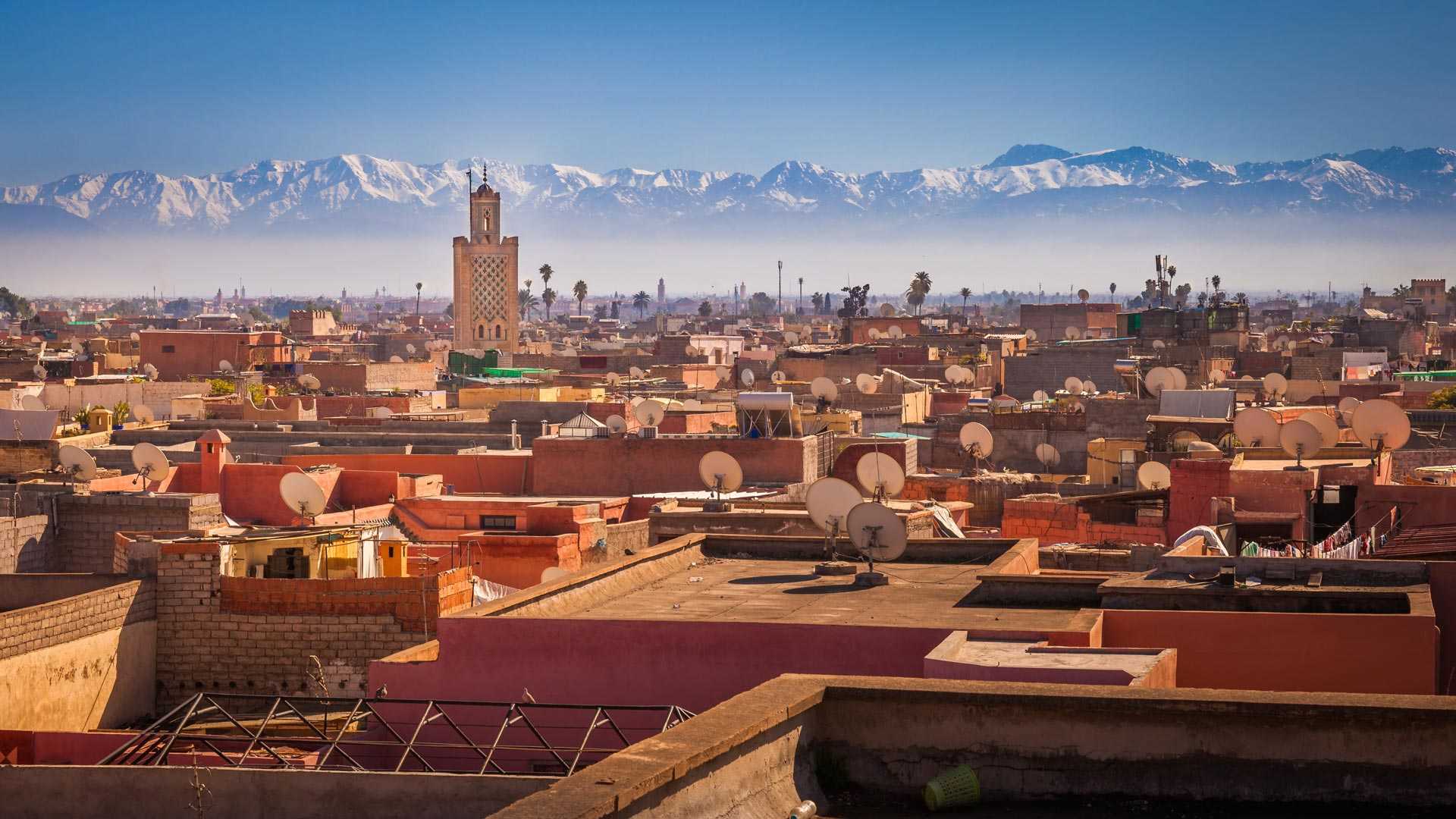 Vue sur Marrakech et l'Atlas, au Maroc