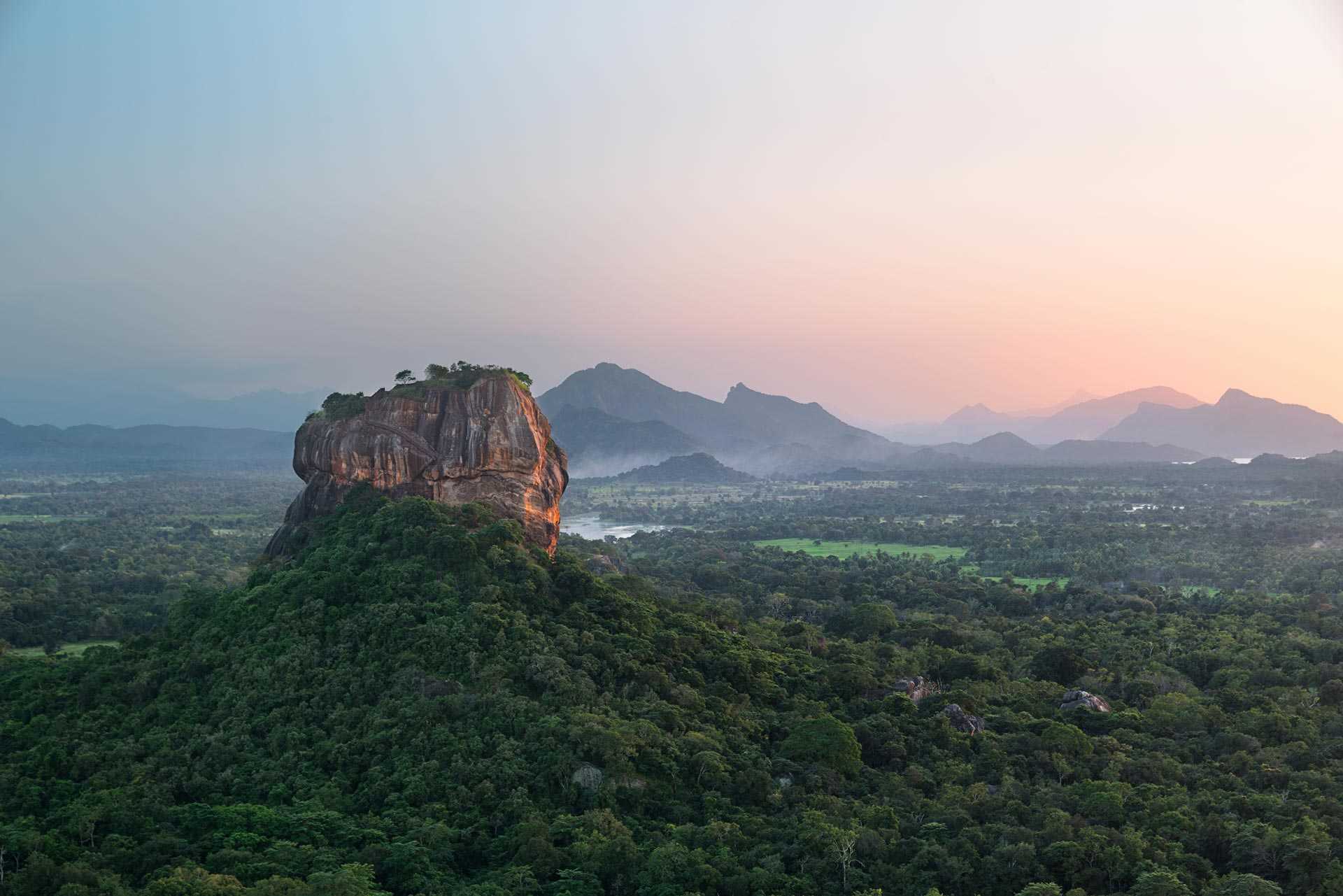 Vue sur Sigiriya depuis le Pidurangala, au Sri Lanka