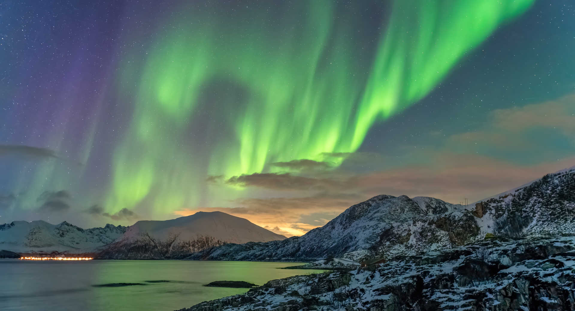 Aurores Boréales dans le Nord de la Norvège © Noppasinw Aurores Boréales dans le Nord de la Norvège