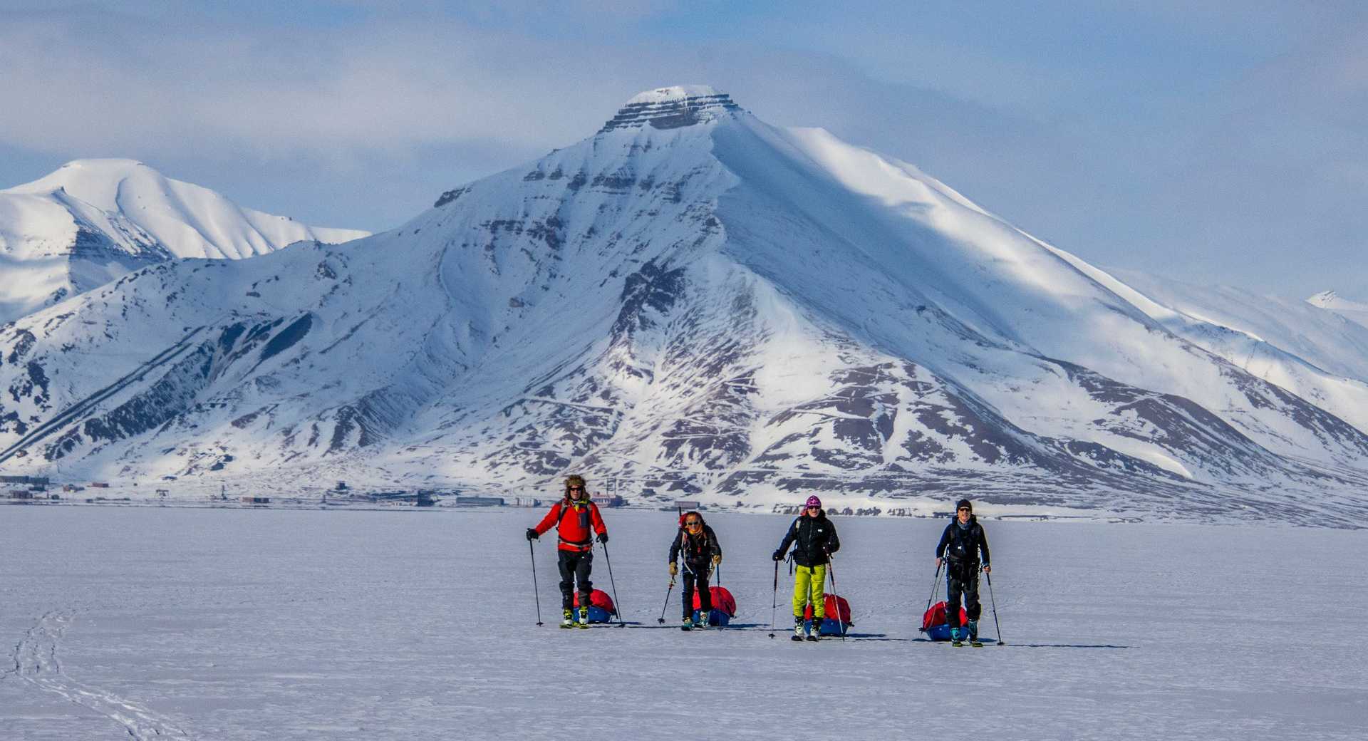 Aventure en ski de rando dans les montagnes du Grand Nord