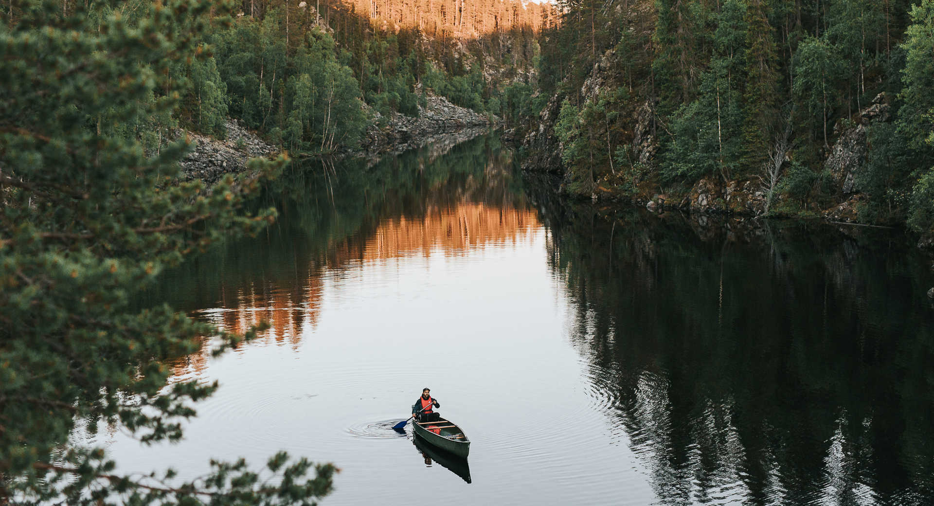 Canoe dans le parc national de Hossa