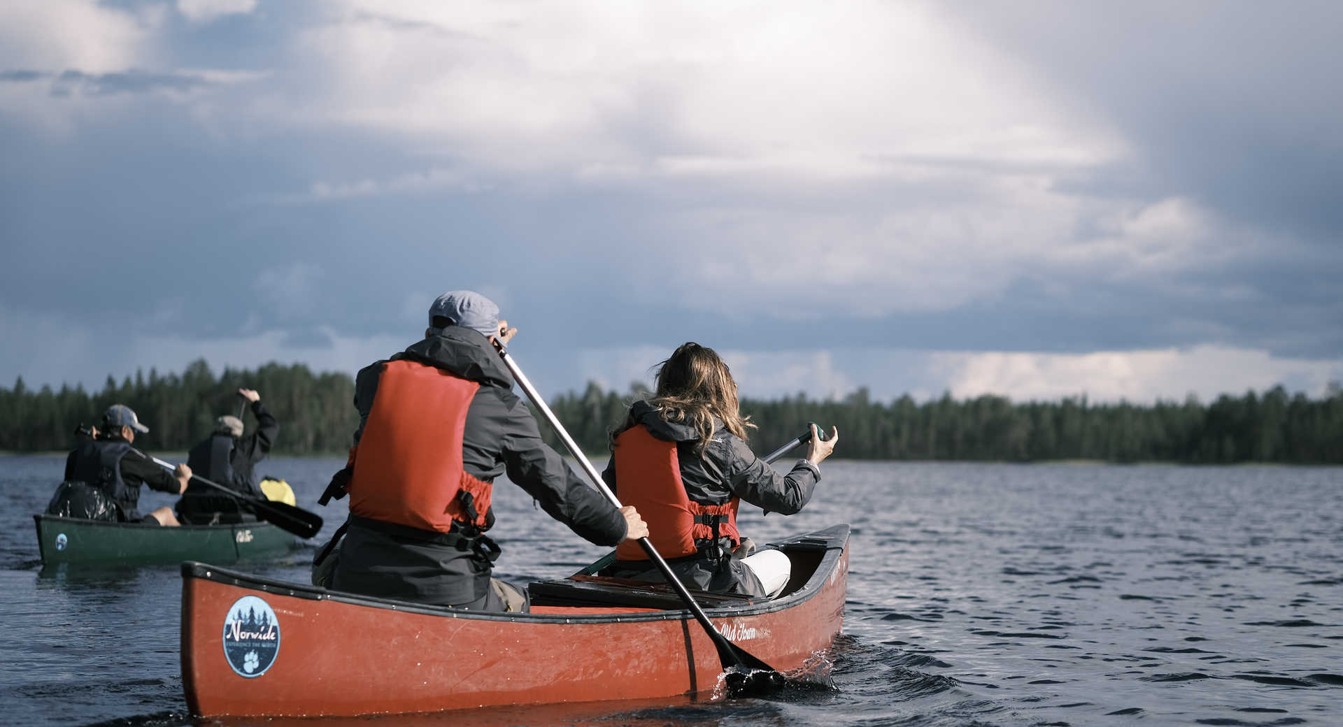 Canoë en Finlande sur les lacs l'été
