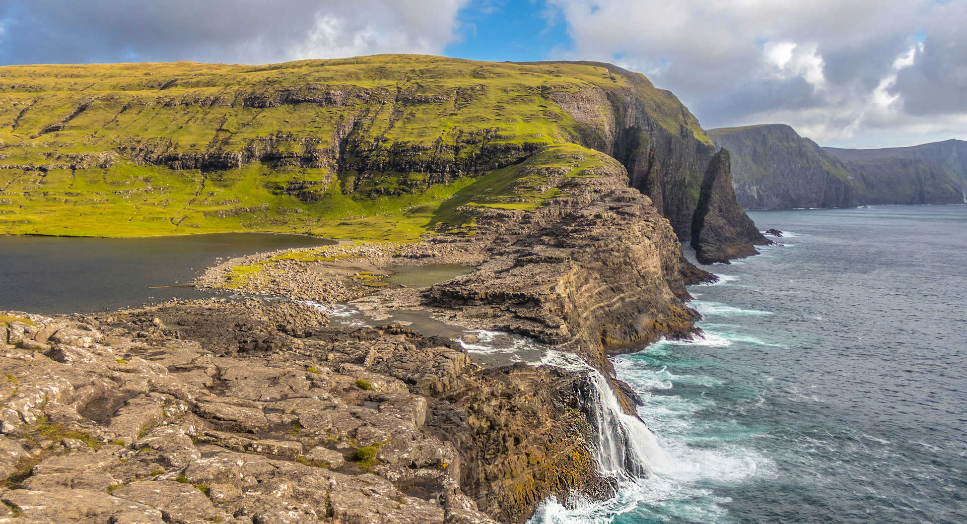 Cascade de Bosdalafossur sur l'île de Vagar aux Féroé