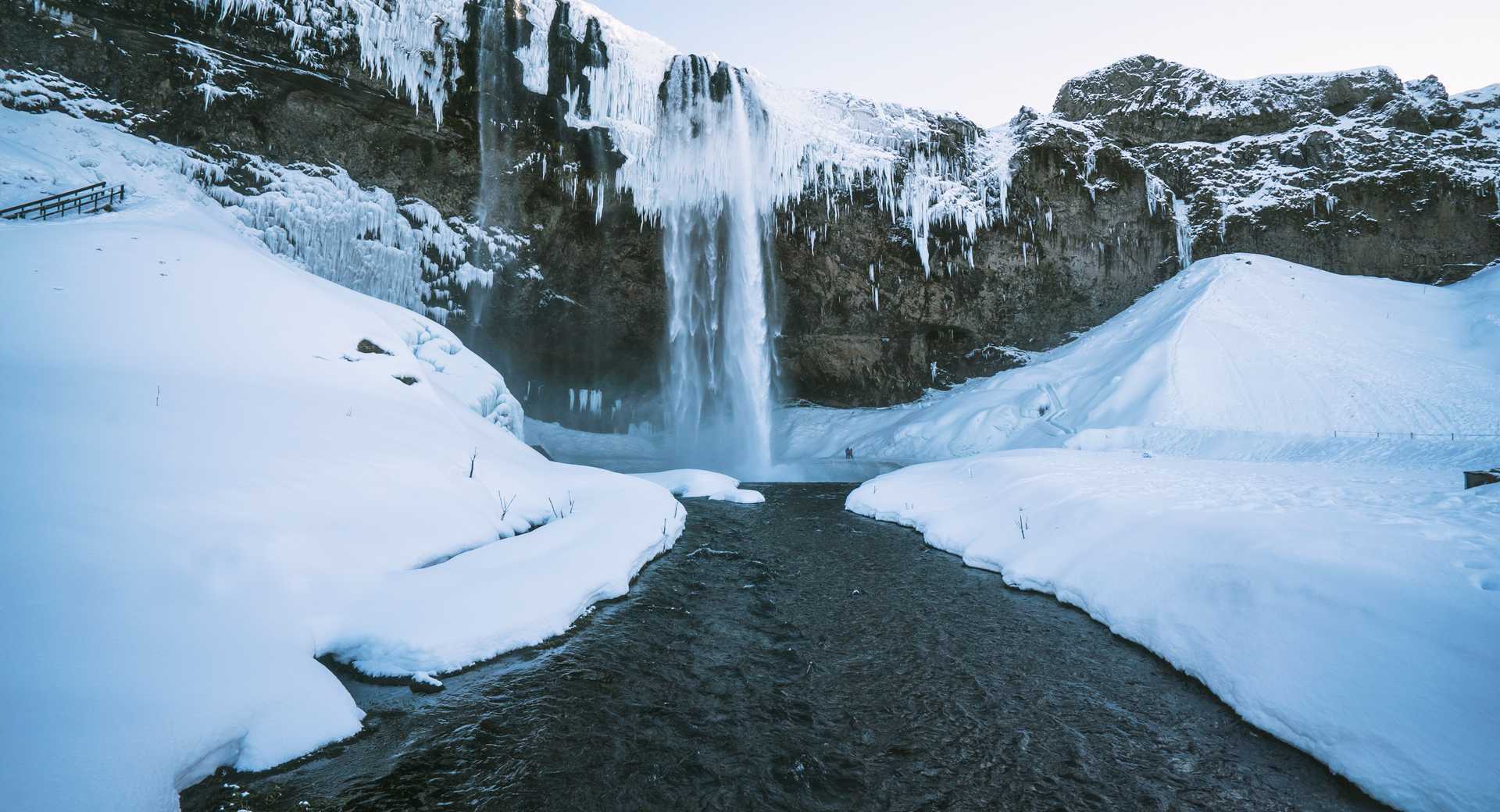 Cascade sous la neige d'Islande