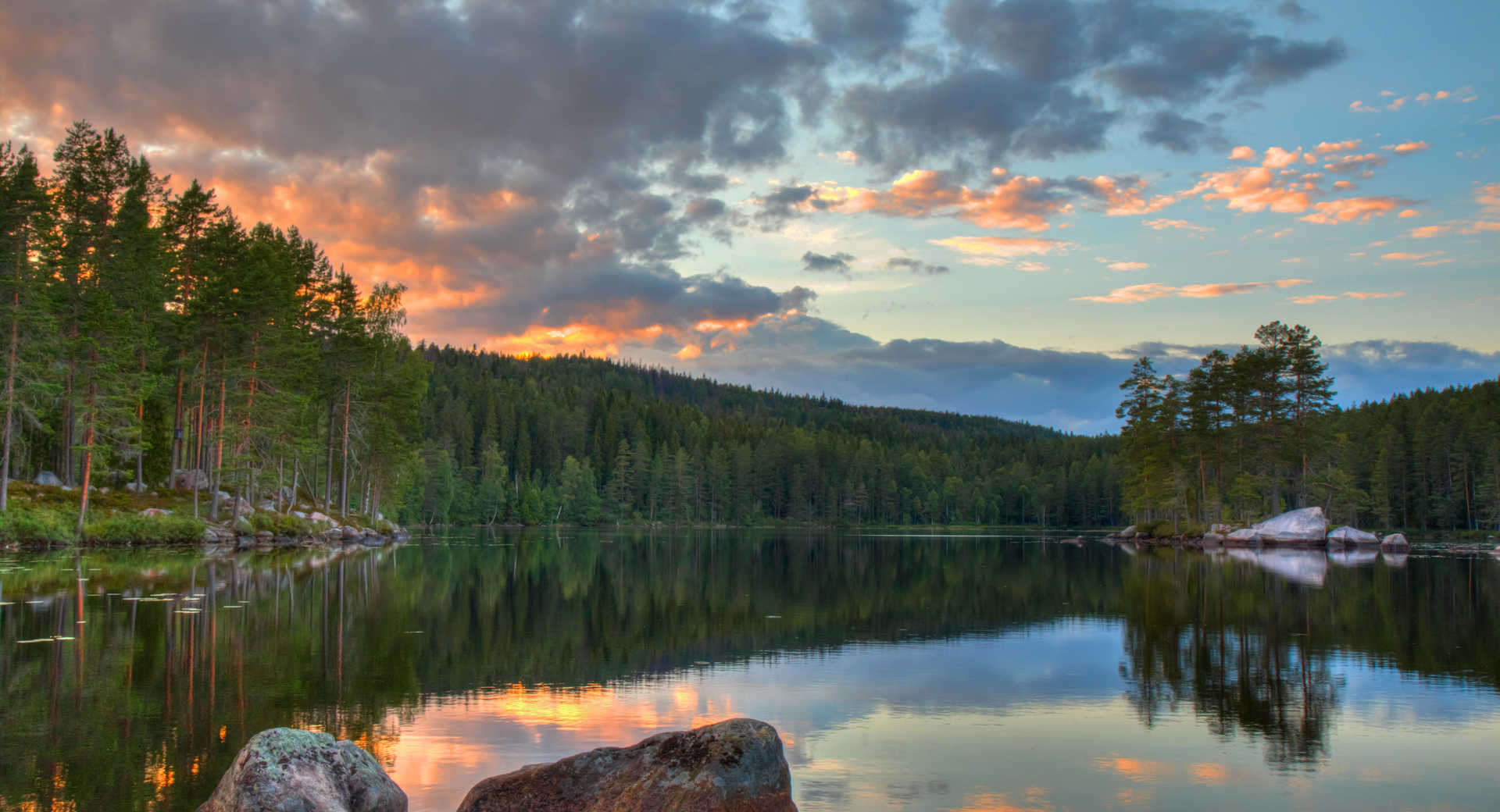 Coucher de soleil sur le lac en Suède