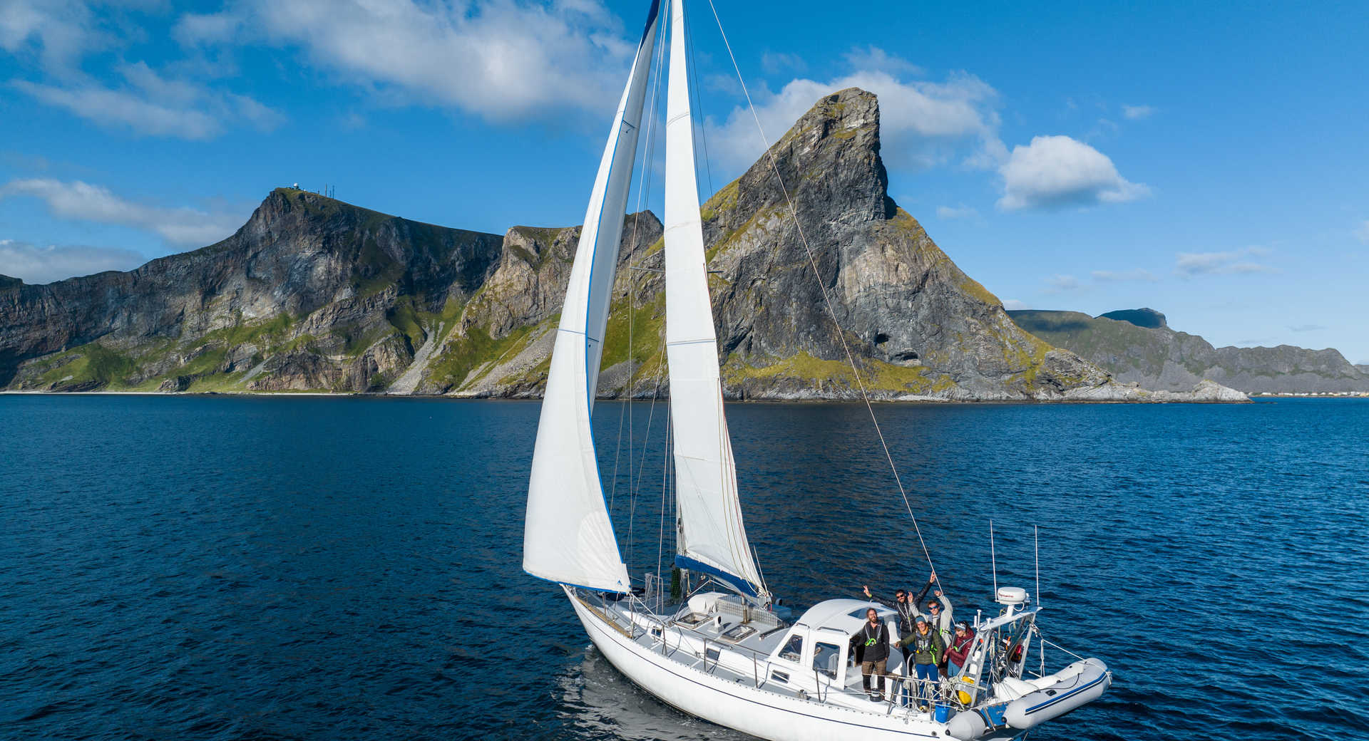 Croisière voilier Davaï dans les Iles Lofoten en été en navigation