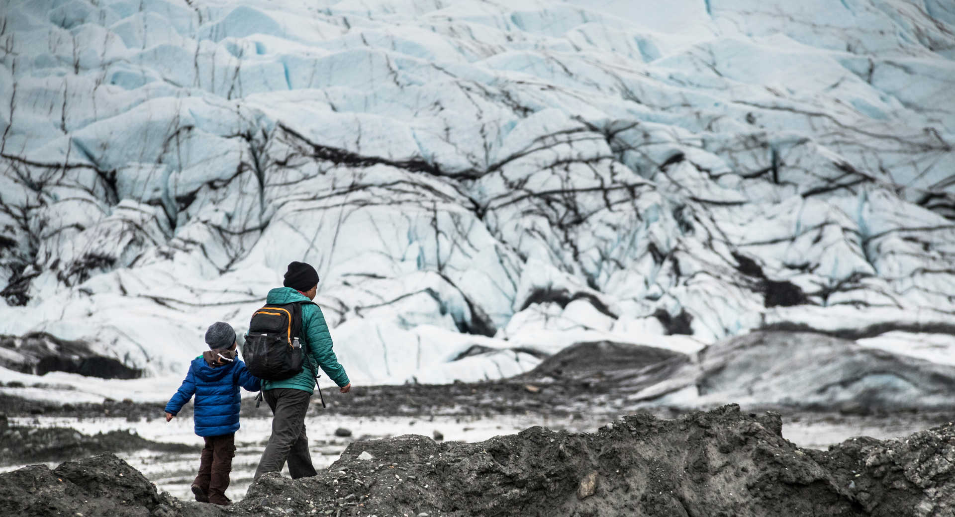 Famille marchant sur un glacier en Alaska