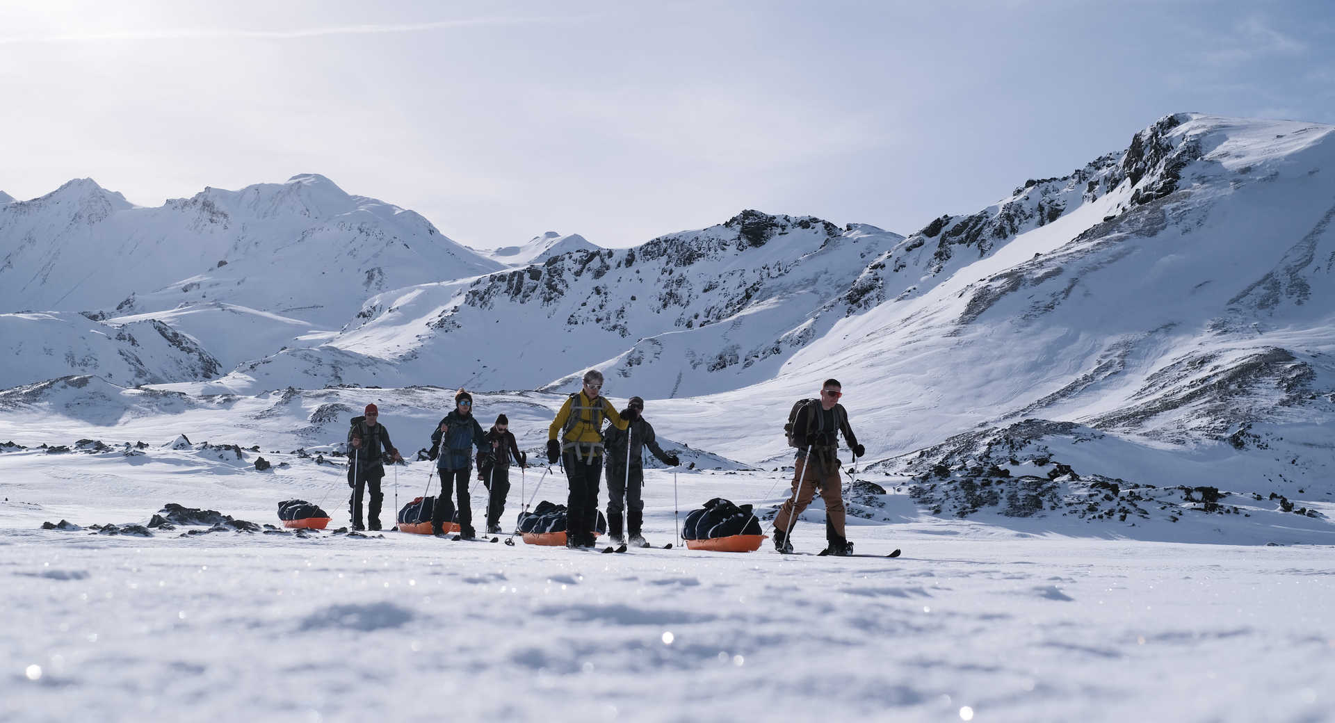 Groupe de voyageurs en ski pulka en Islande © Ariza Charles Groupe de voyageurs en ski pulka en Islande