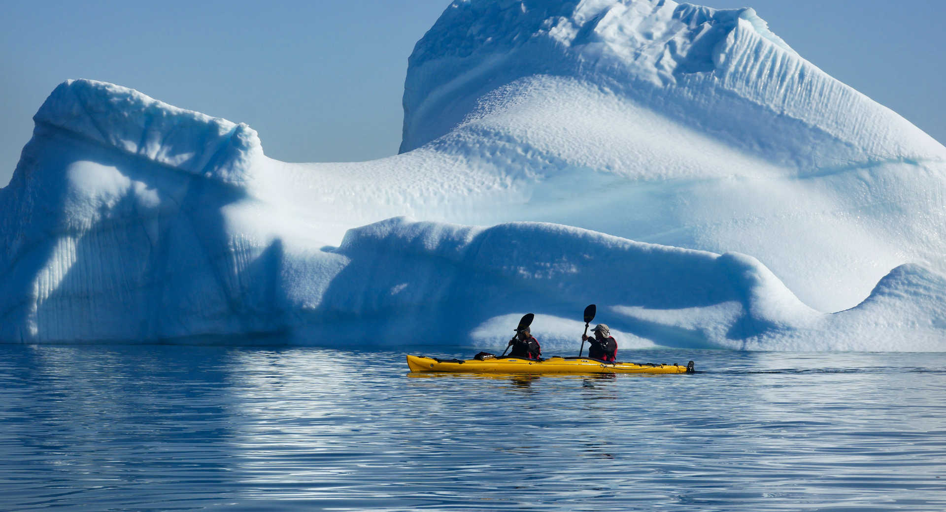 Kayak devant un iceberg au Groenland - © Legain Clément Kayak devant un iceberg au Groenland