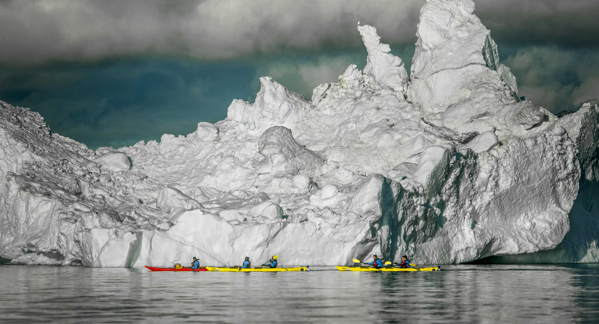 kayak en arctique devant les icebergs - © Visit Greenland kayak en arctique devant les icebergs