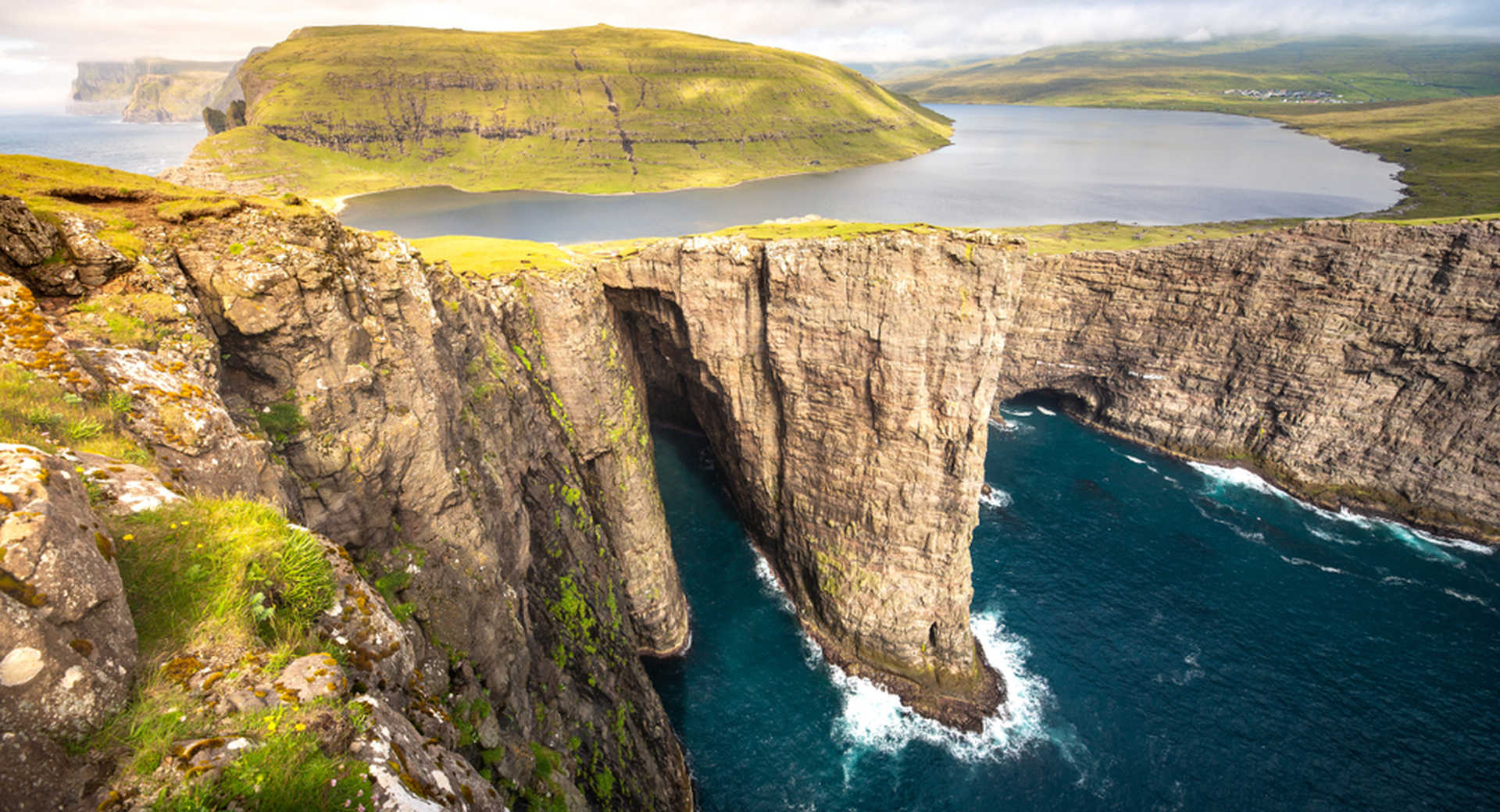 Lac de Sorvagsvatn aux îles Féroé