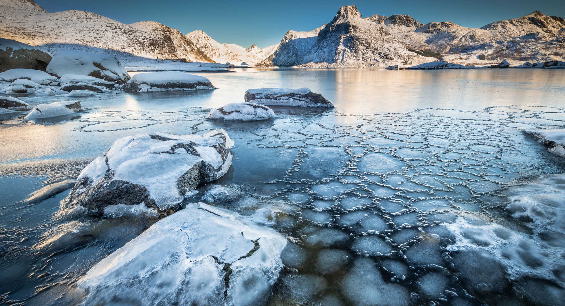 Les Lofoten sous la neige au printemps - © Dieudonné Patrick Les Lofoten sous la neige au printemps