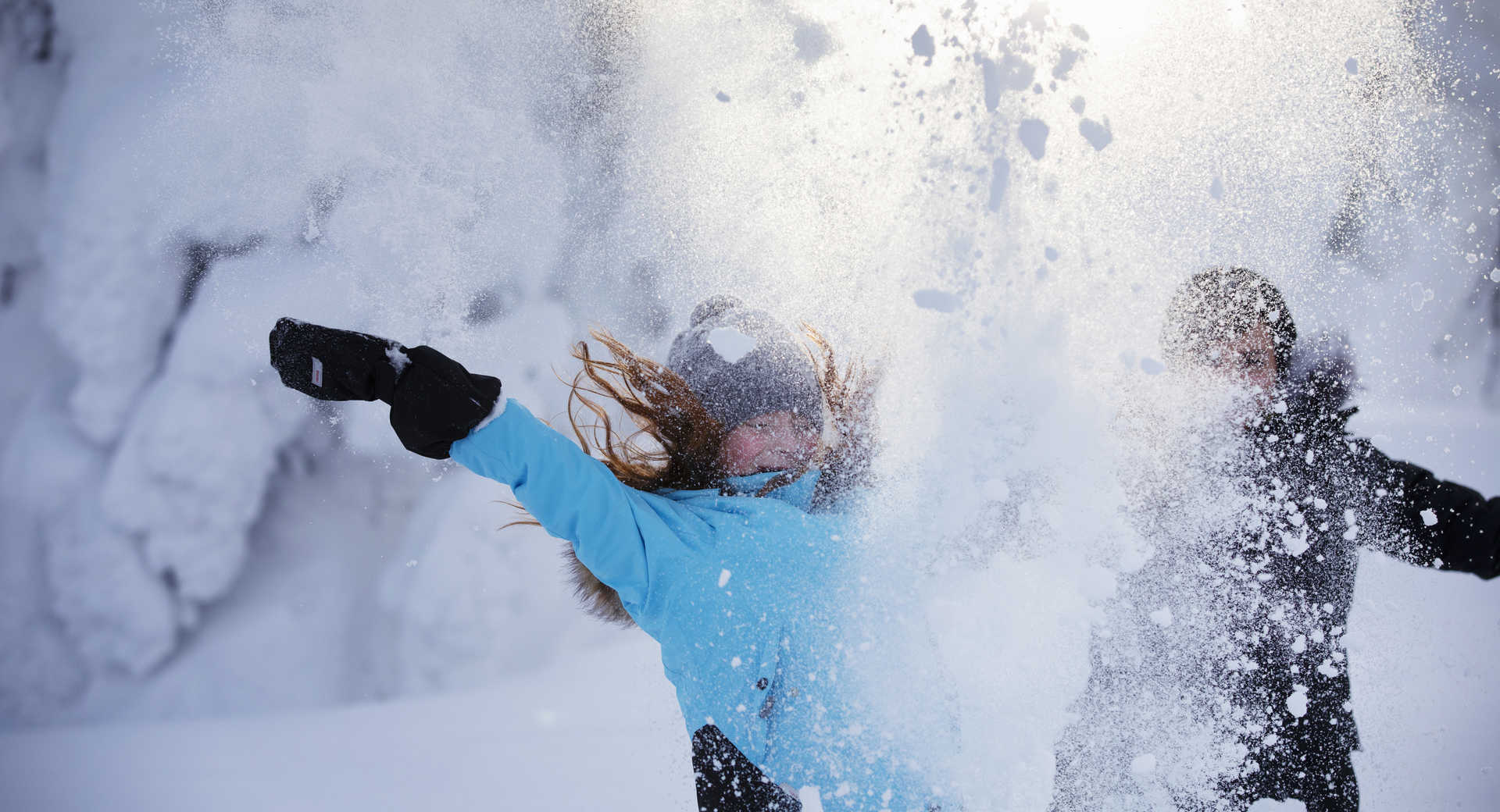 Les pieds dans l'eau en Finlande l'été - © Visit Finland Voyage famille dans la neige en Finlande