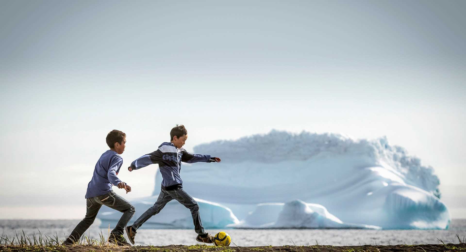 Match foot entre enfants au Groenland - © Visit Greenland Match foot entre enfants au Groenland