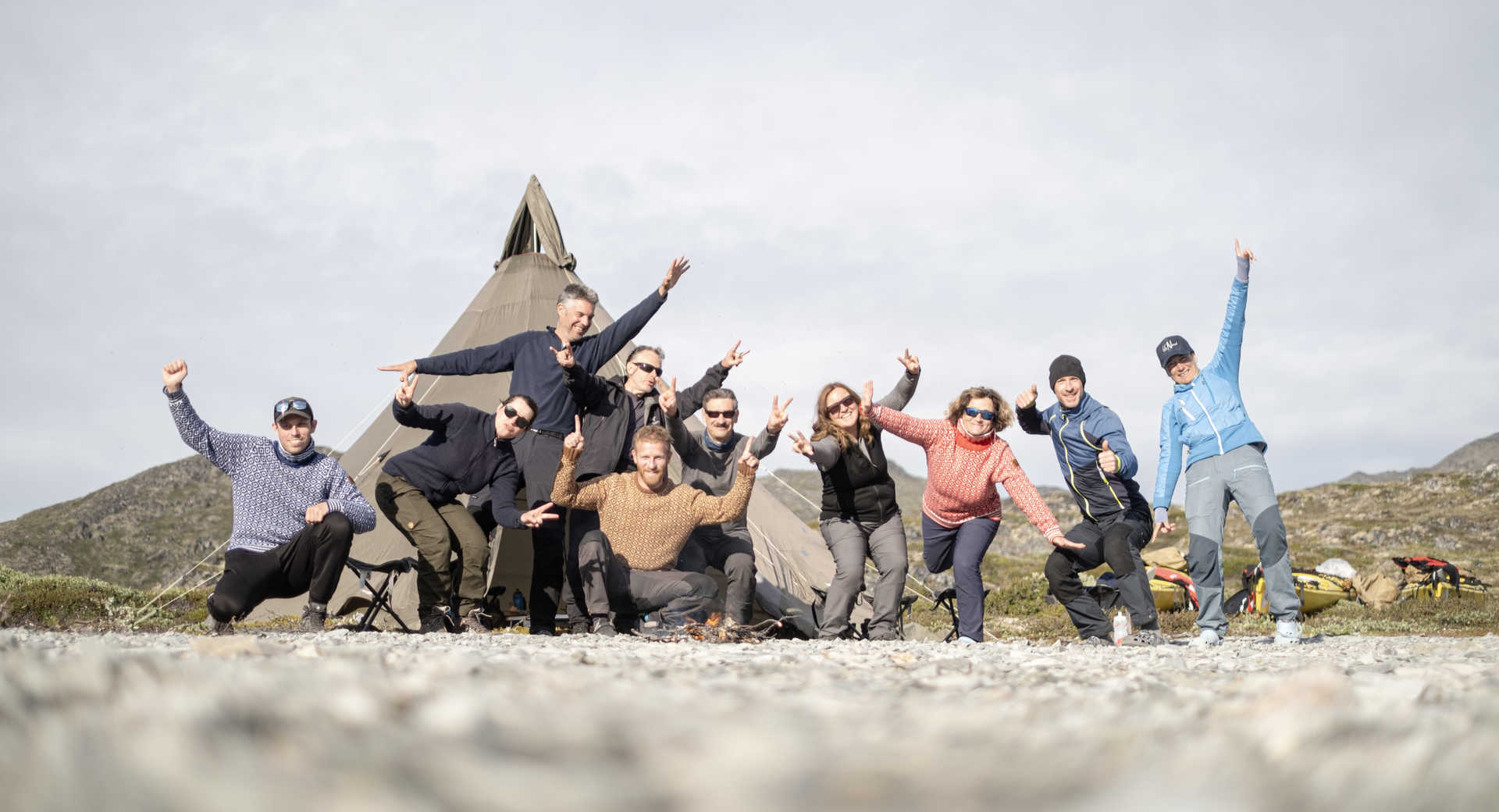 Petit groupe devant le camp © Ariza Charles Petit groupe devant le camp