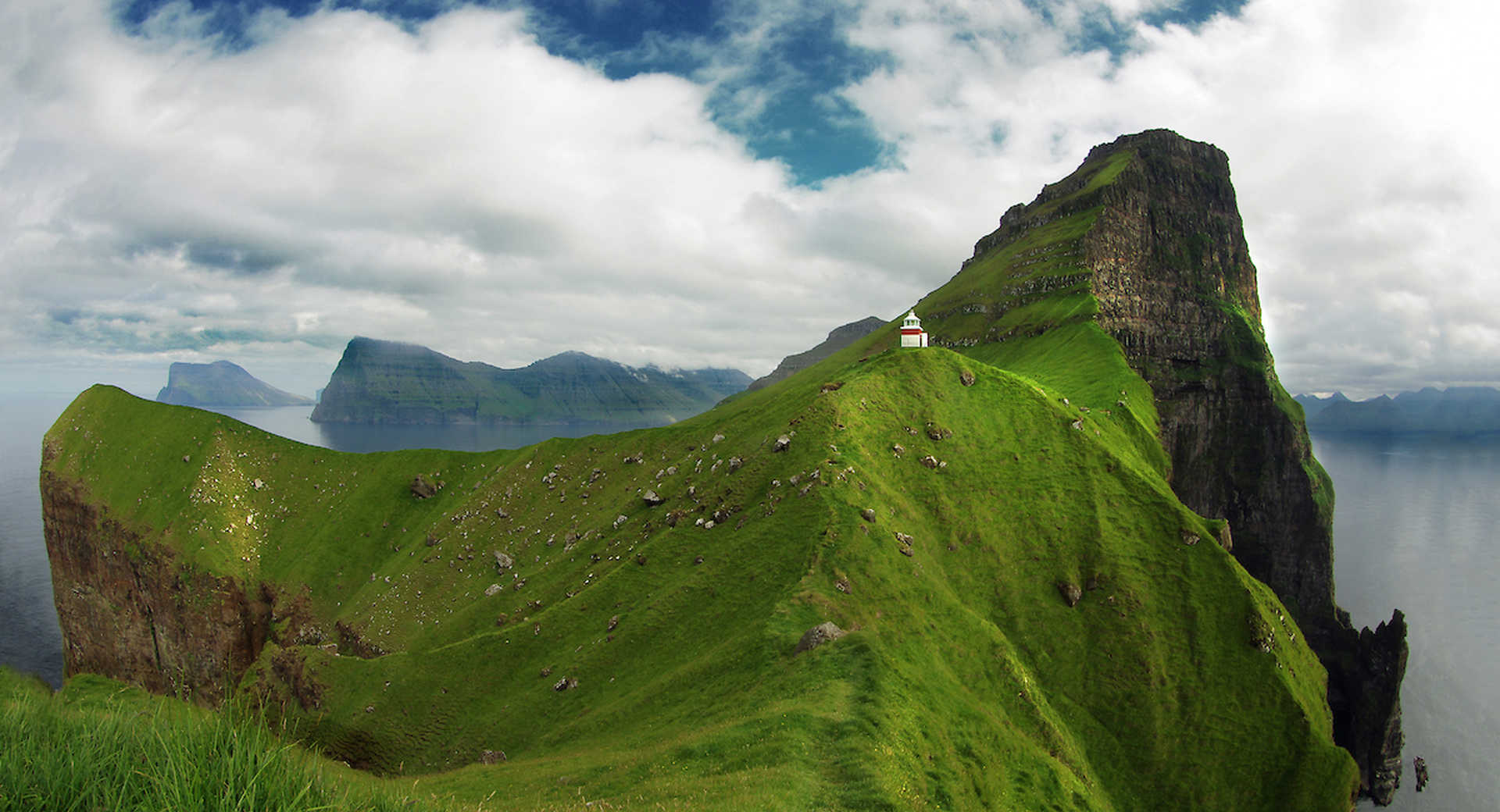 Phare de Kallurin sur l'île de Kalsoy aux Féroé