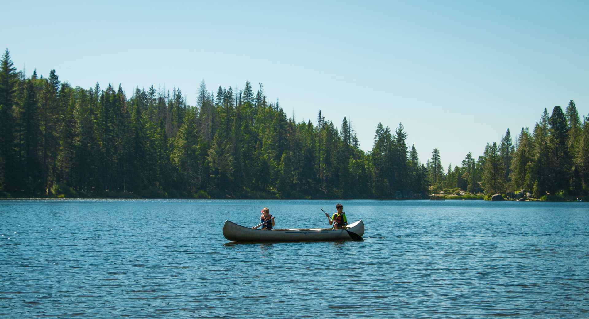 Photo d'un canoë sur un lac au Canada - © Unsplash Unsplash Canoë sur un lac au Canada