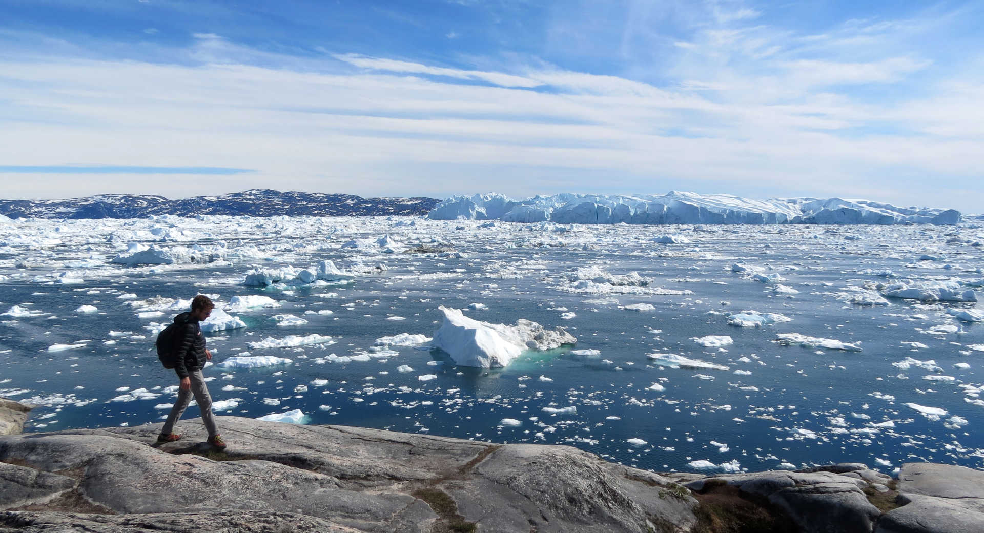 Randonnée face au fjord glacé d'Ilulissat au Groenland